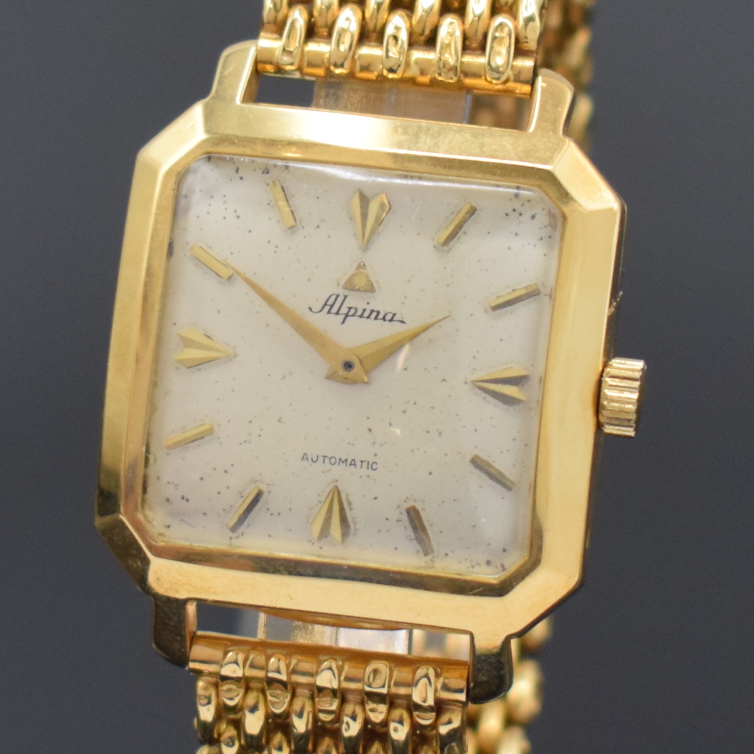Detail a: ALPINA Armbanduhr in GG 750/000 mit Hammerautomatik, Schweiz um 1955, 2-teil. Geh., GG 750/000 Band, aufgedr. Boden m. Widmungsgravur, silb. ...