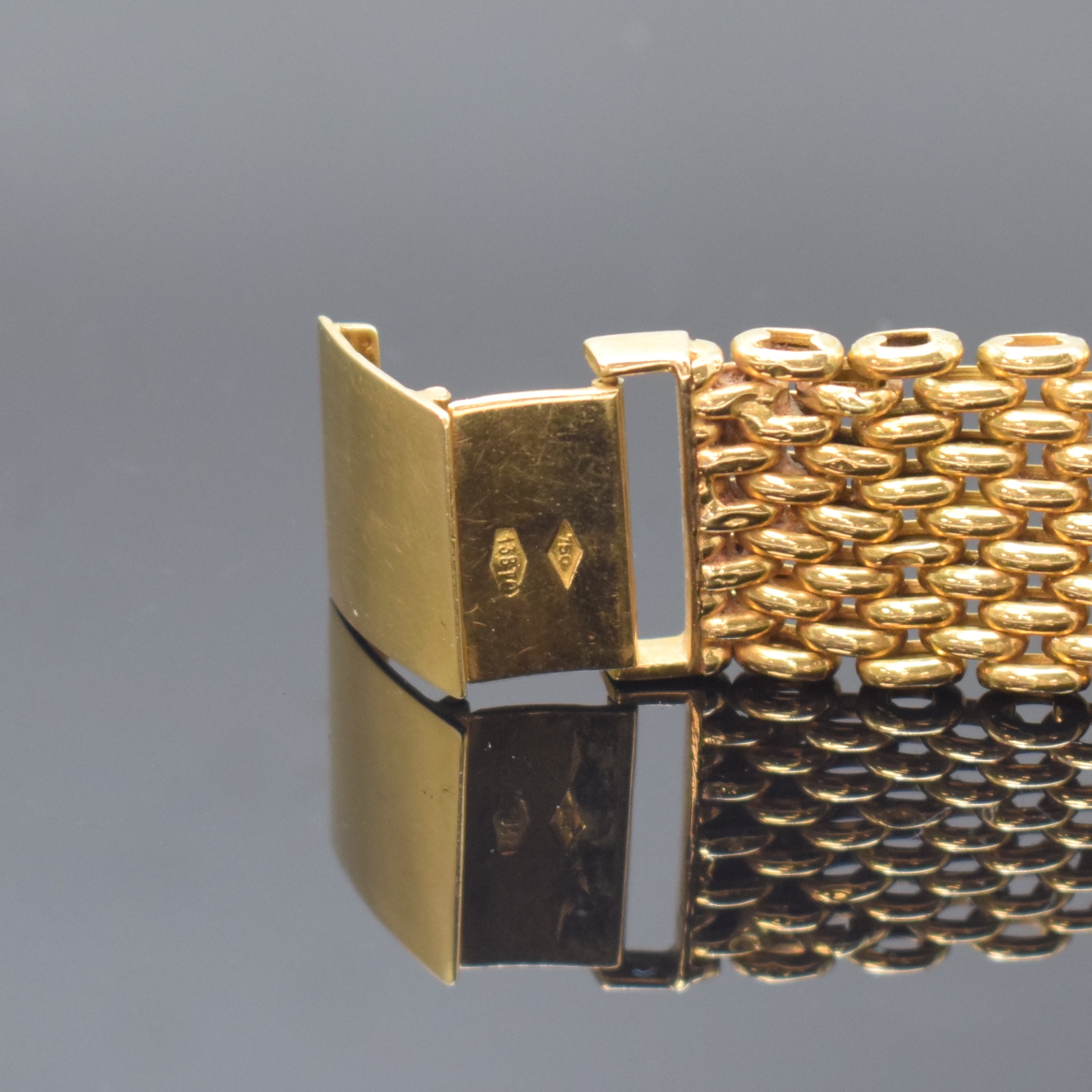 Detail b: ALPINA Armbanduhr in GG 750/000 mit Hammerautomatik, Schweiz um 1955, 2-teil. Geh., GG 750/000 Band, aufgedr. Boden m. Widmungsgravur, silb. ...