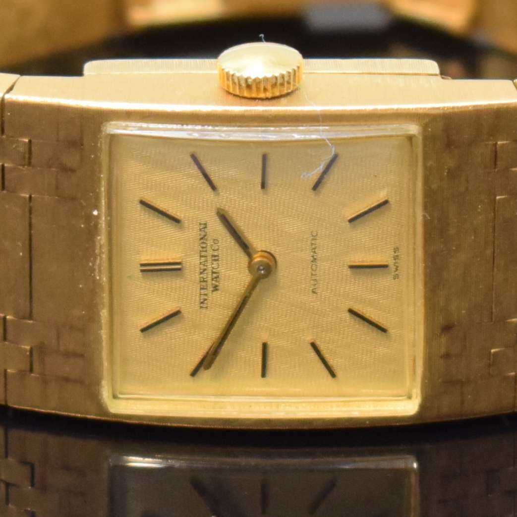 Detail a: IWC Damenarmbanduhr in GG 750/000, Schweiz um 1967, Automatik, 2-tlg. Geh. m. integr. Band, Boden aufgedr., gold. Strukturzifferbl. m. aufges. gold. ...