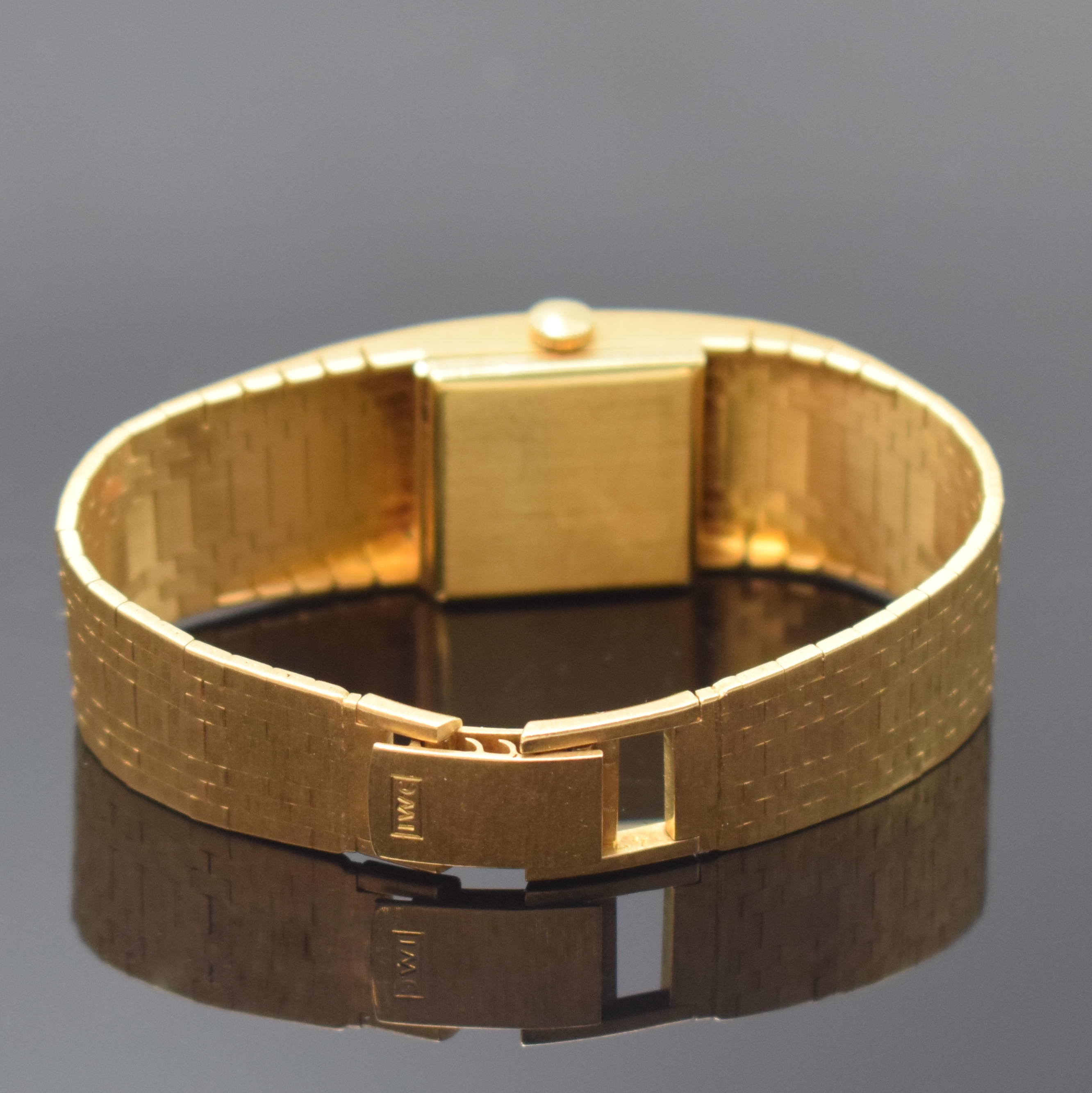 Detail b: IWC Damenarmbanduhr in GG 750/000, Schweiz um 1967, Automatik, 2-tlg. Geh. m. integr. Band, Boden aufgedr., gold. Strukturzifferbl. m. aufges. gold. ...