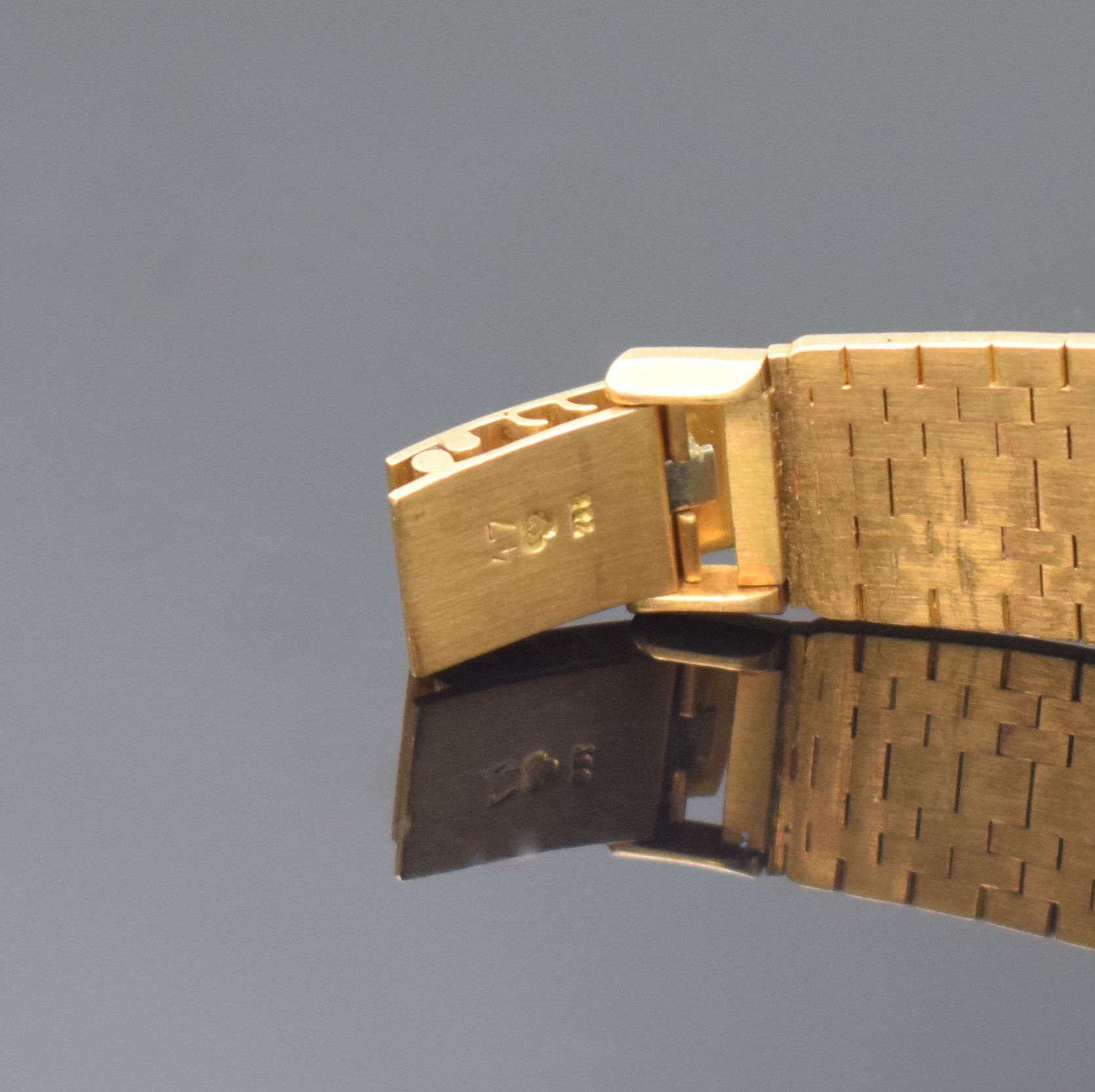 Detail c: IWC Damenarmbanduhr in GG 750/000, Schweiz um 1967, Automatik, 2-tlg. Geh. m. integr. Band, Boden aufgedr., gold. Strukturzifferbl. m. aufges. gold. ...