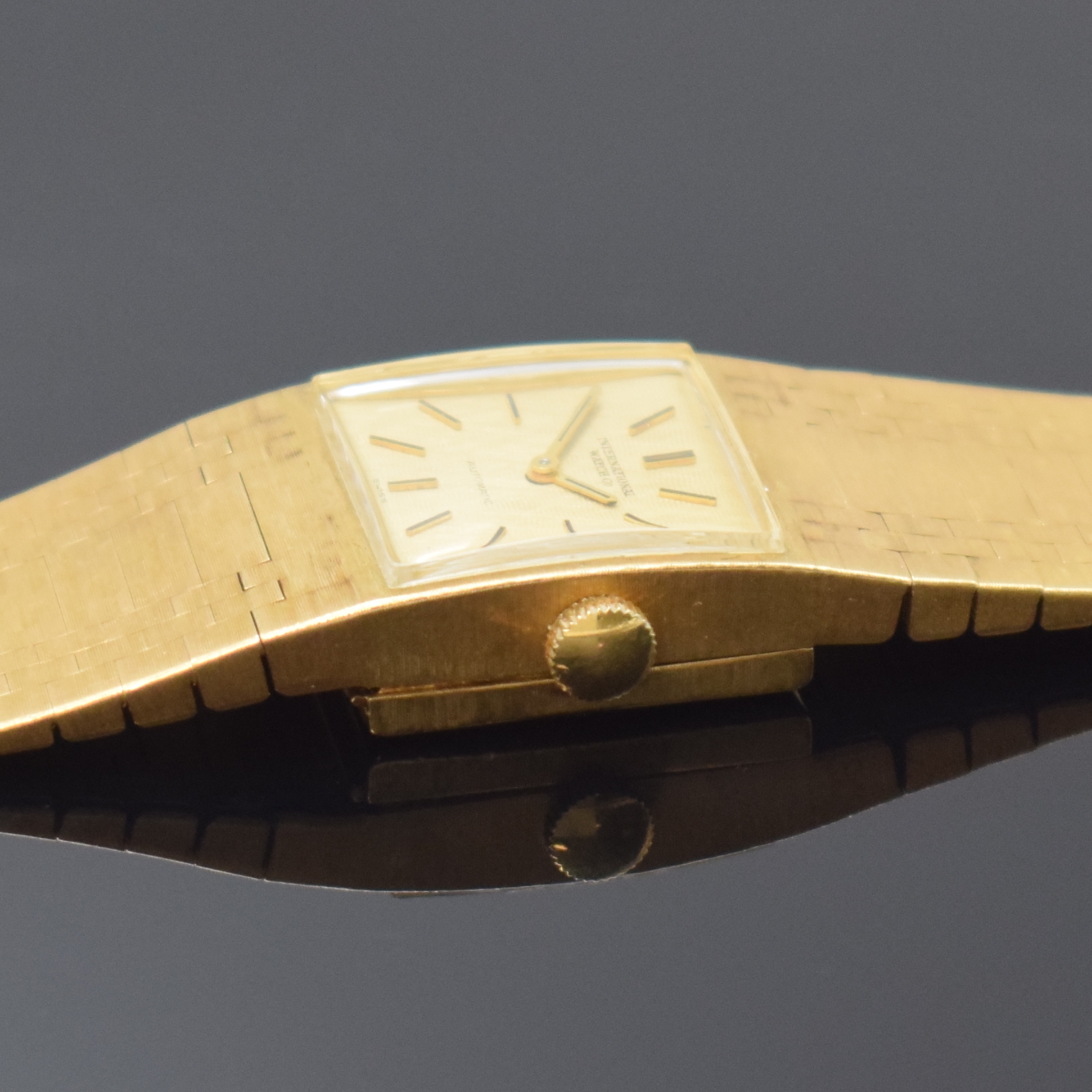 Detail d: IWC Damenarmbanduhr in GG 750/000, Schweiz um 1967, Automatik, 2-tlg. Geh. m. integr. Band, Boden aufgedr., gold. Strukturzifferbl. m. aufges. gold. ...