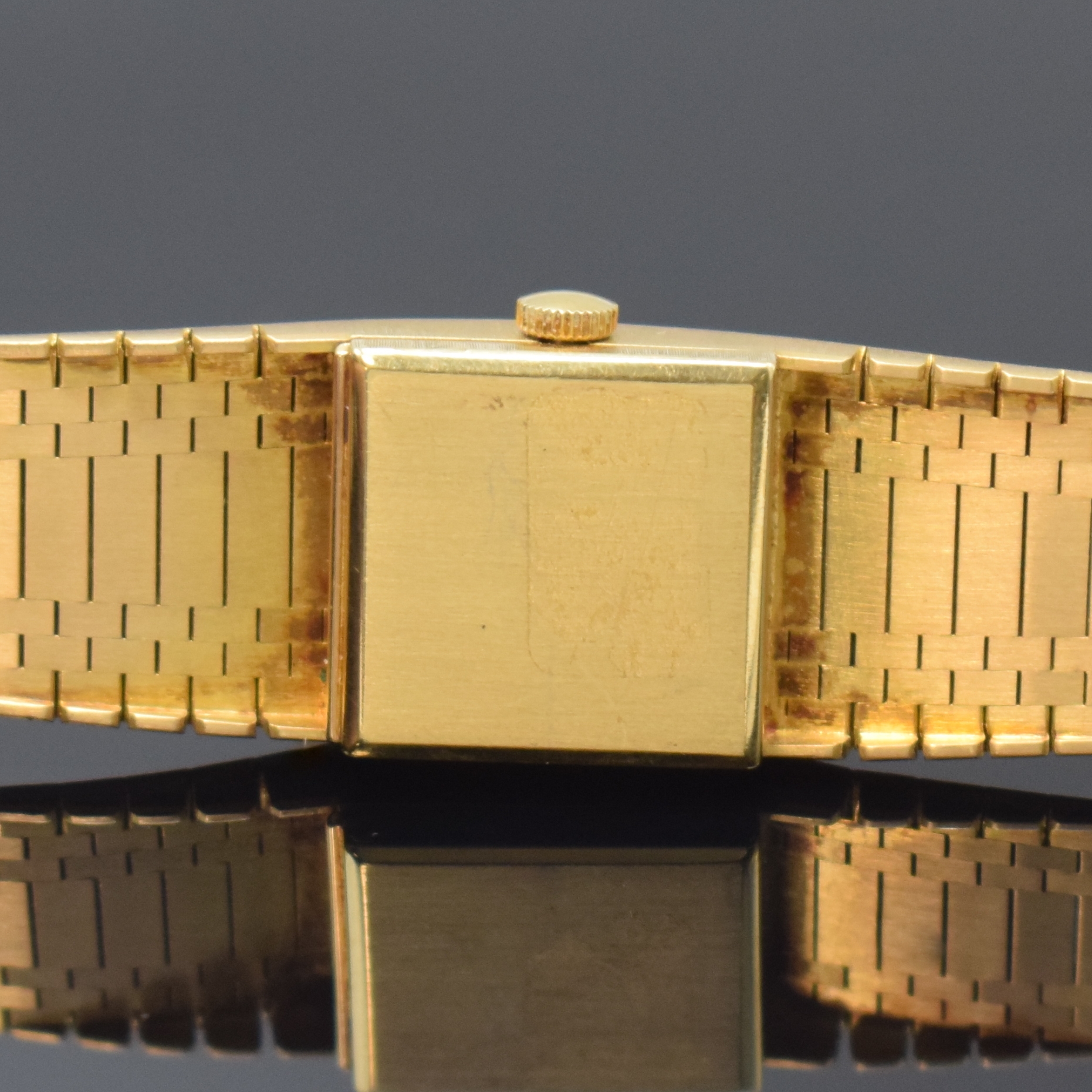 Detail e: IWC Damenarmbanduhr in GG 750/000, Schweiz um 1967, Automatik, 2-tlg. Geh. m. integr. Band, Boden aufgedr., gold. Strukturzifferbl. m. aufges. gold. ...