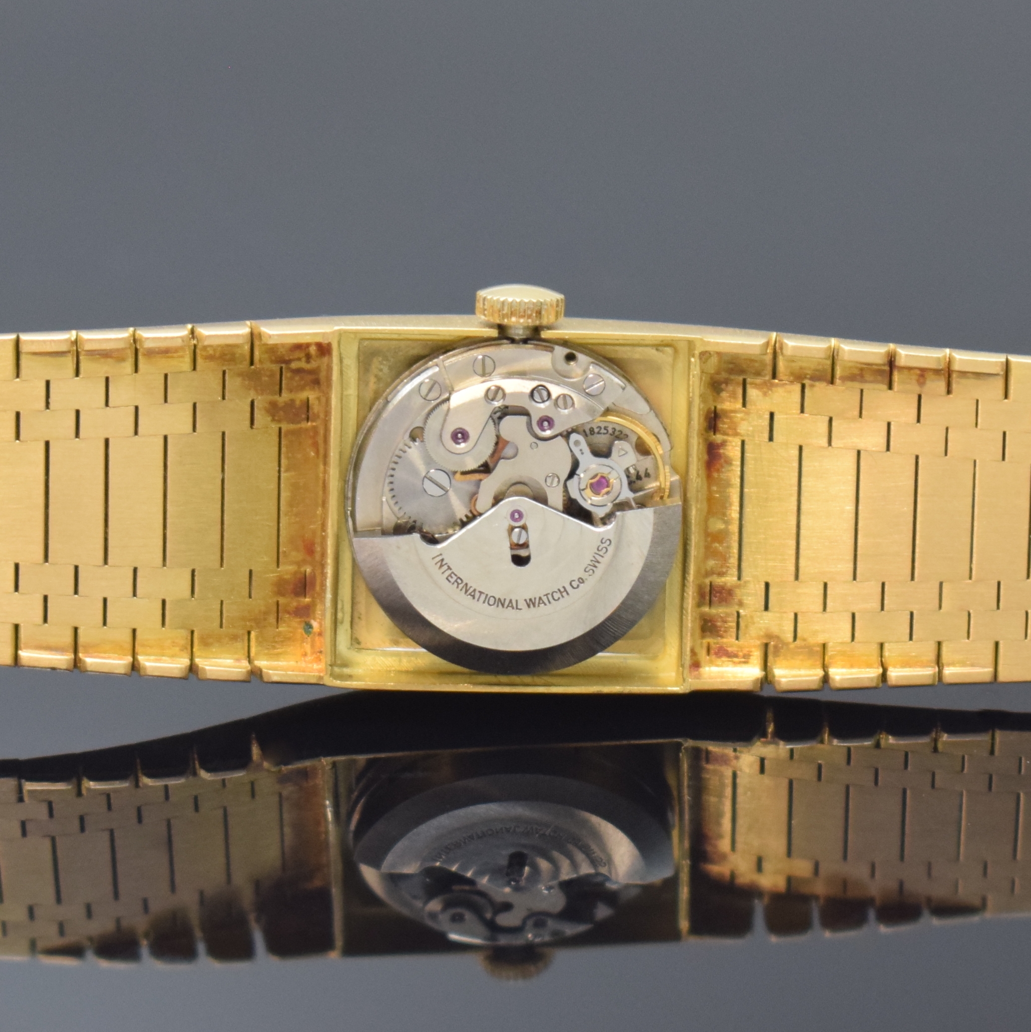 Detail f: IWC Damenarmbanduhr in GG 750/000, Schweiz um 1967, Automatik, 2-tlg. Geh. m. integr. Band, Boden aufgedr., gold. Strukturzifferbl. m. aufges. gold. ...