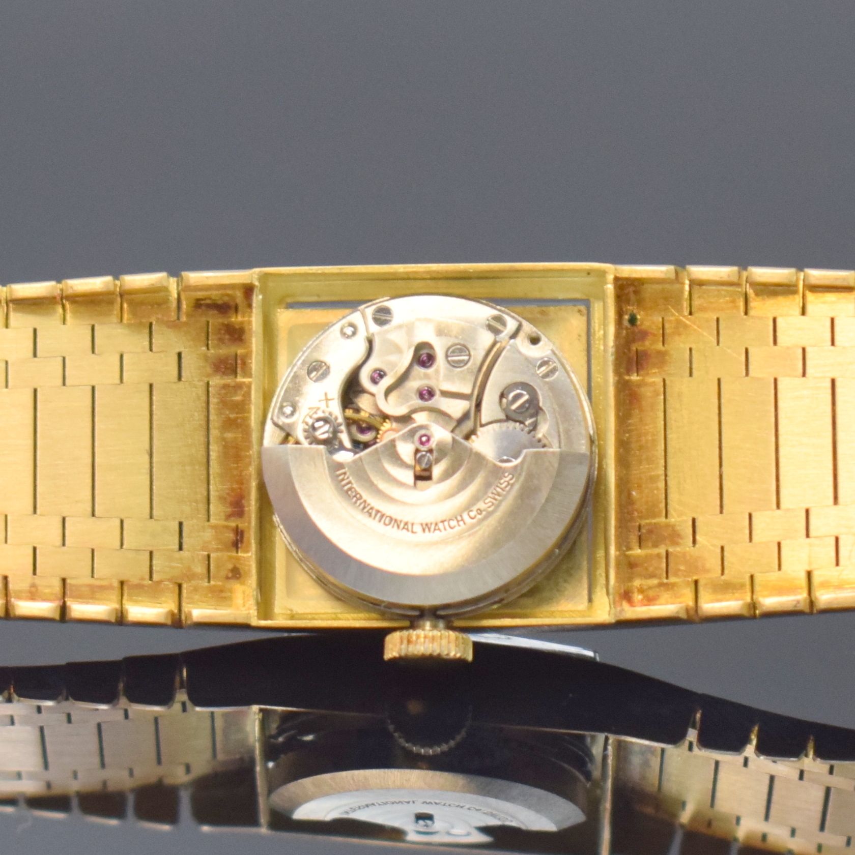 Detail g: IWC Damenarmbanduhr in GG 750/000, Schweiz um 1967, Automatik, 2-tlg. Geh. m. integr. Band, Boden aufgedr., gold. Strukturzifferbl. m. aufges. gold. ...