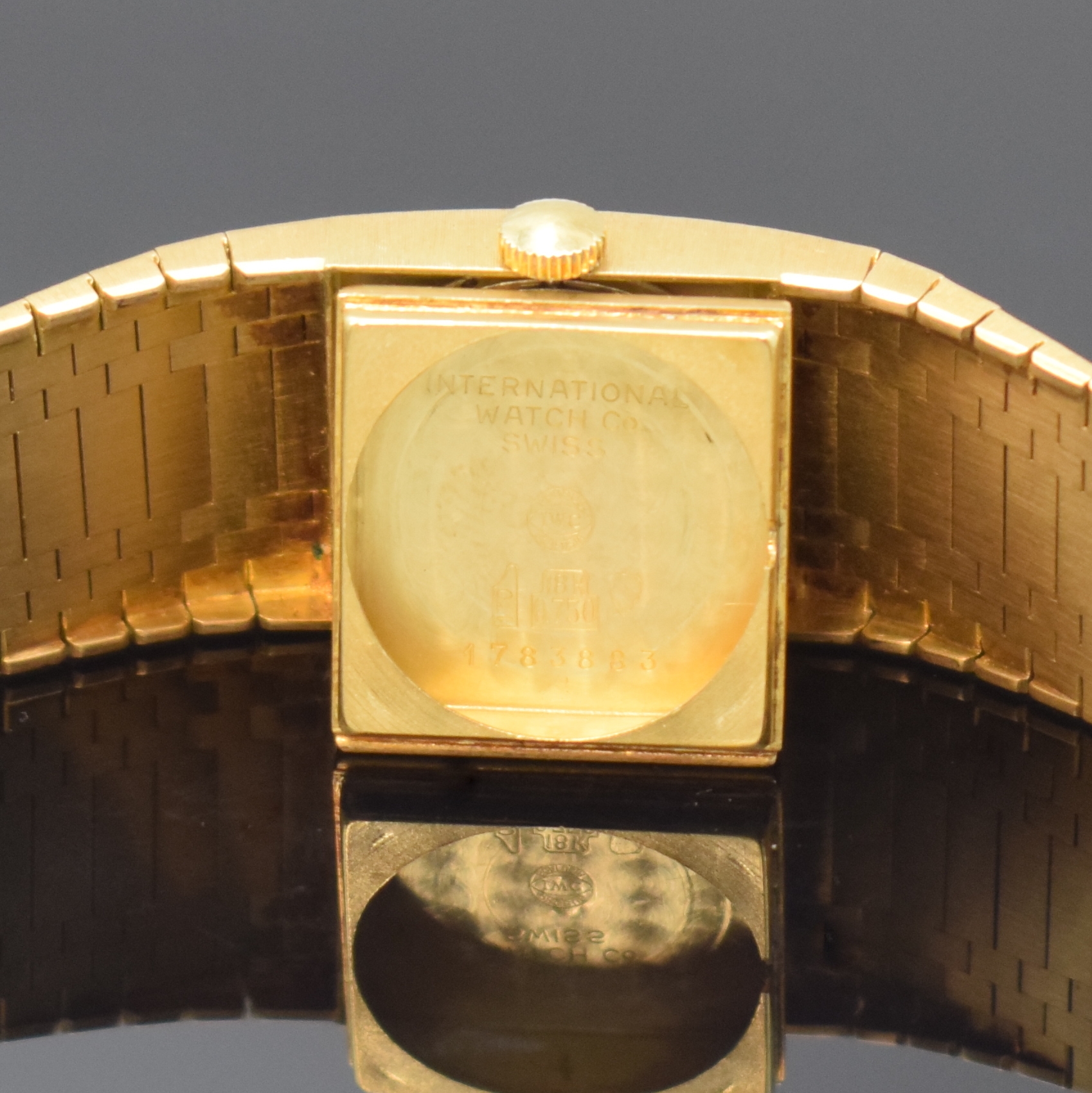 Detail h: IWC Damenarmbanduhr in GG 750/000, Schweiz um 1967, Automatik, 2-tlg. Geh. m. integr. Band, Boden aufgedr., gold. Strukturzifferbl. m. aufges. gold. ...