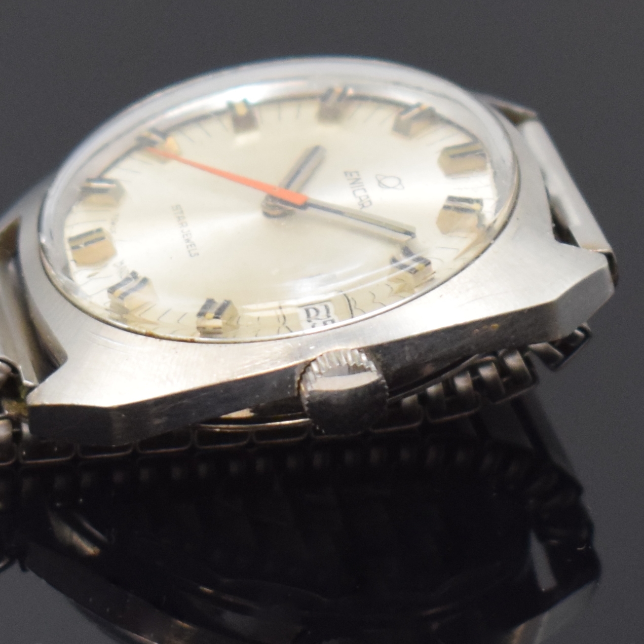 Detail b: ENICAR Star Herrenarmbanduhr in Stahl Referenz 140-54-05, Schweiz um 1965, Handaufzug, Boden verschr., neutr. Flexband, silb. Zifferbl. m. aufges. ...