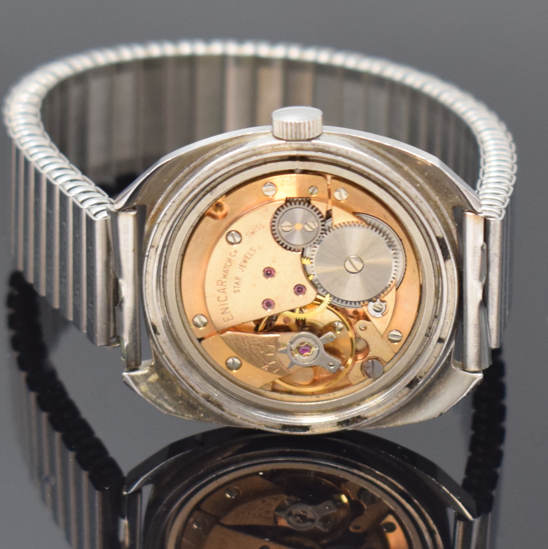 Detail d: ENICAR Star Herrenarmbanduhr in Stahl Referenz 140-54-05, Schweiz um 1965, Handaufzug, Boden verschr., neutr. Flexband, silb. Zifferbl. m. aufges. ...