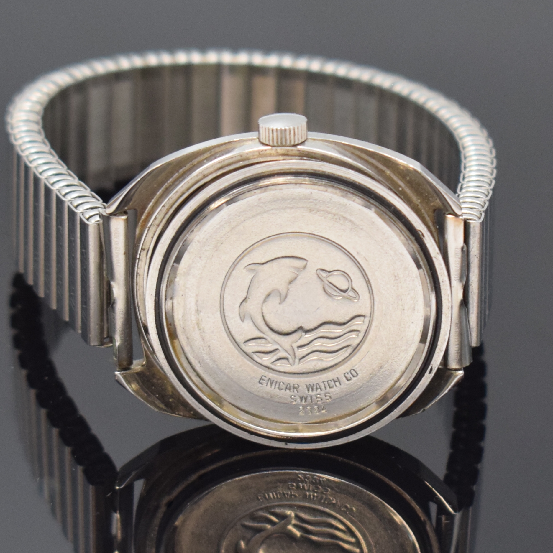 Detail e: ENICAR Star Herrenarmbanduhr in Stahl Referenz 140-54-05, Schweiz um 1965, Handaufzug, Boden verschr., neutr. Flexband, silb. Zifferbl. m. aufges. ...