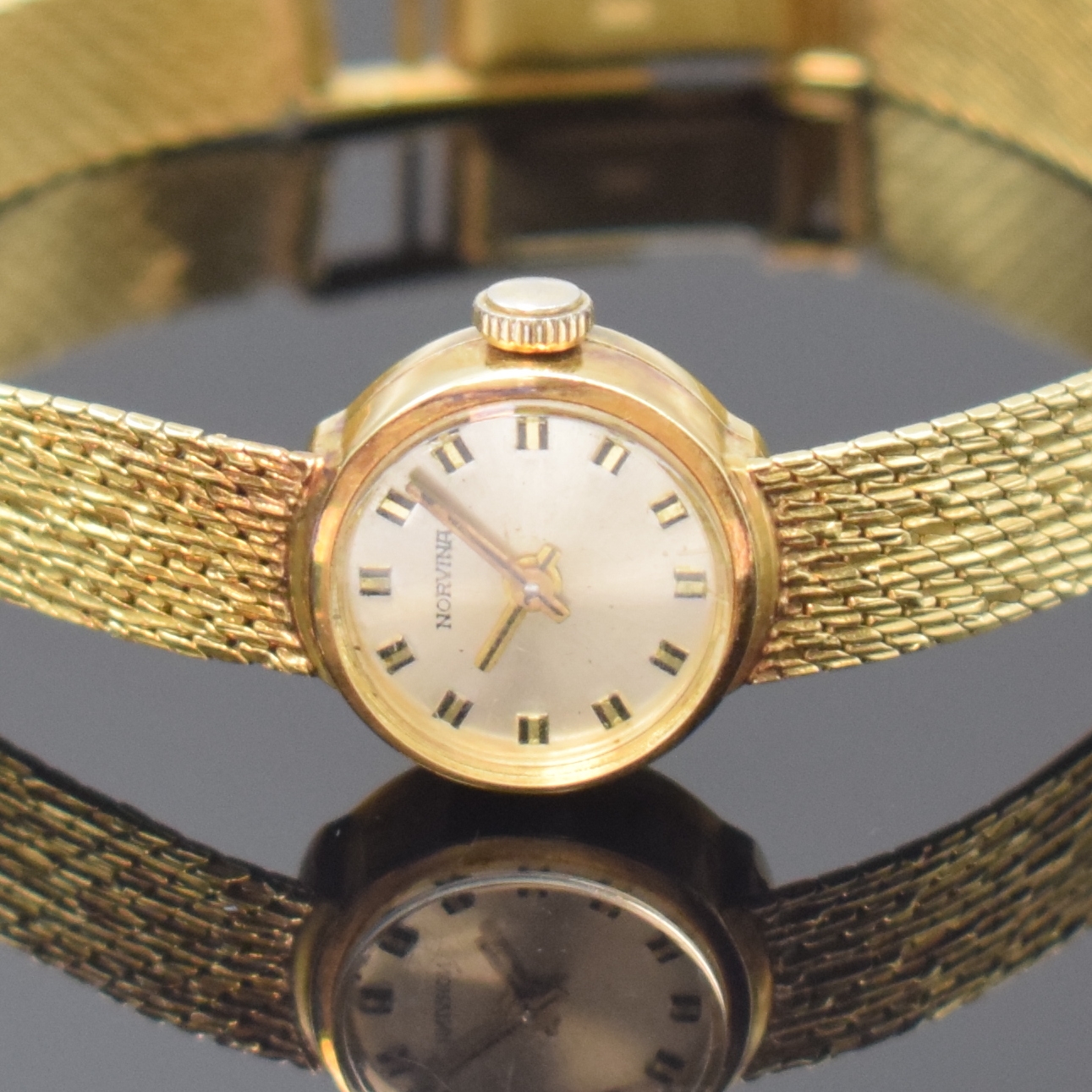 Detail a: NORVINA Damenarmbanduhr in GG 585/000, Schweiz um 1965, Handaufzug, Goldband, Boden aufgedr., silb. Zifferbl. m. aufges. Std.- Ind., gold. Zeiger, ...