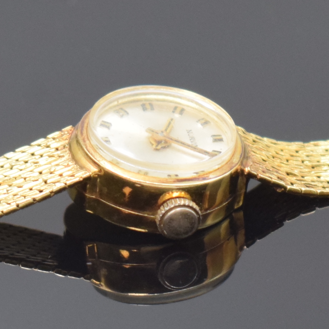 Detail c: NORVINA Damenarmbanduhr in GG 585/000, Schweiz um 1965, Handaufzug, Goldband, Boden aufgedr., silb. Zifferbl. m. aufges. Std.- Ind., gold. Zeiger, ...