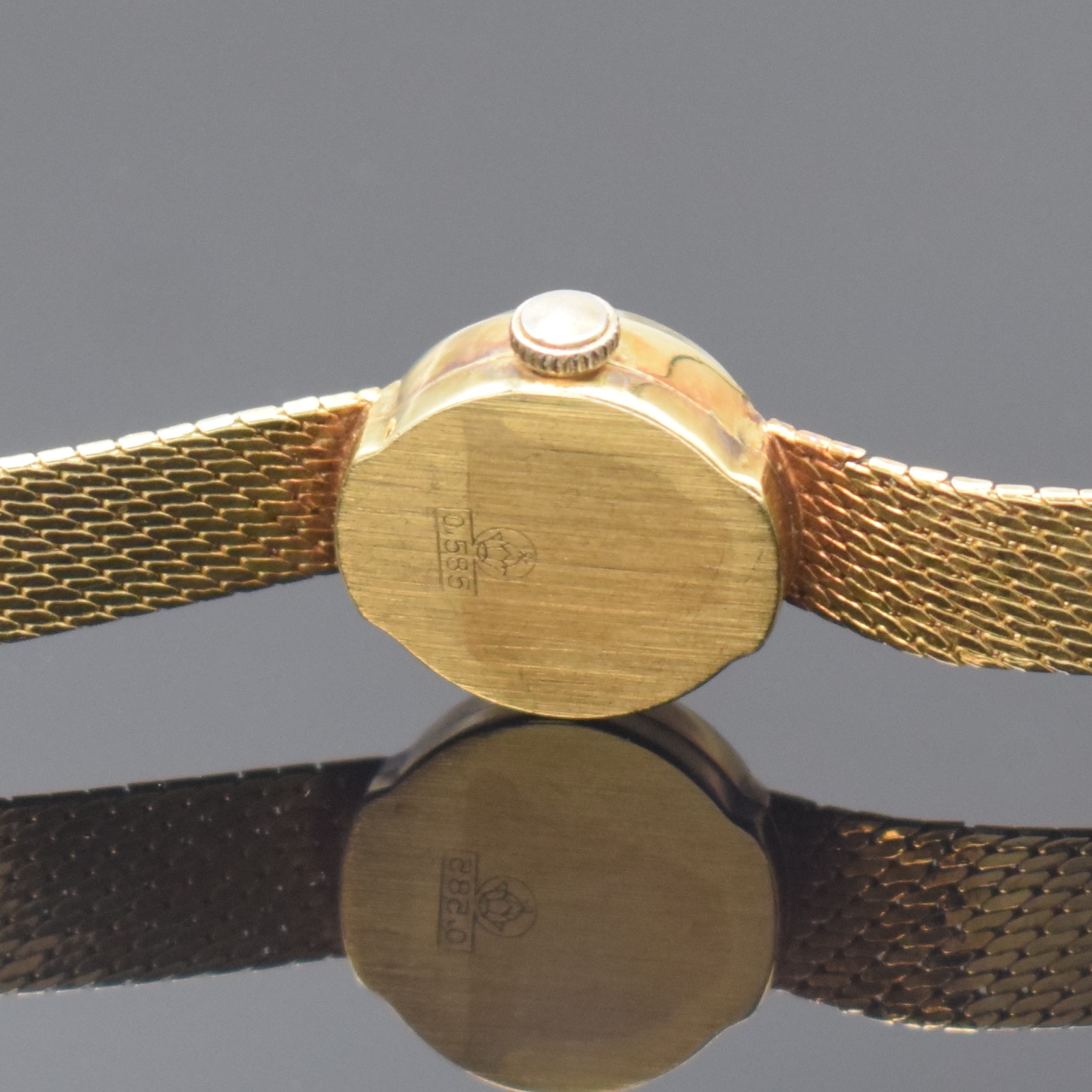 Detail d: NORVINA Damenarmbanduhr in GG 585/000, Schweiz um 1965, Handaufzug, Goldband, Boden aufgedr., silb. Zifferbl. m. aufges. Std.- Ind., gold. Zeiger, ...
