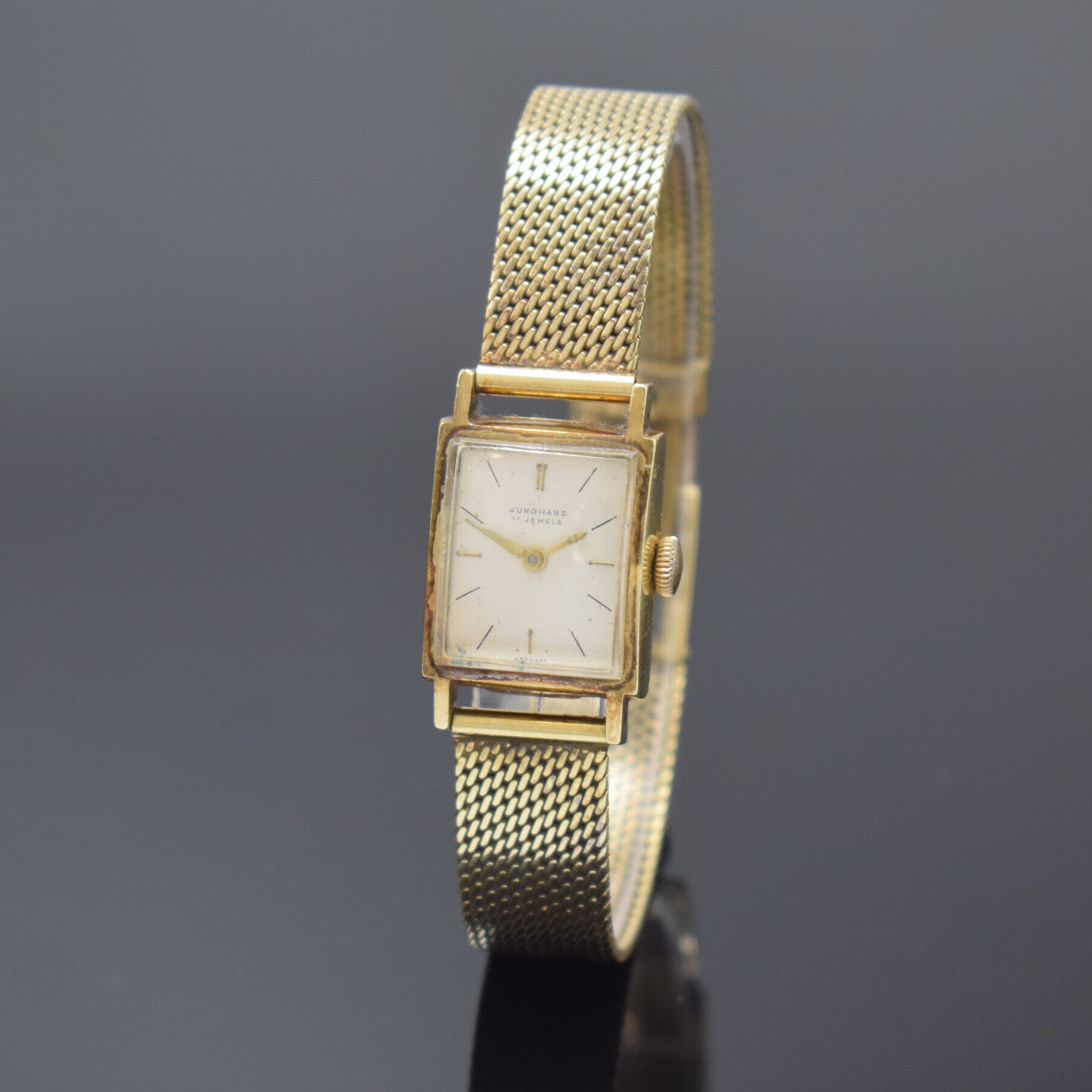 JUNGHANS Damenarmbanduhr in GG 585/000, Deutschland um 1965, Handaufzug, Goldband, Boden aufgedr., silb. Zifferbl. m. gold. Zeiger, Kal. 71, M. ca. ...