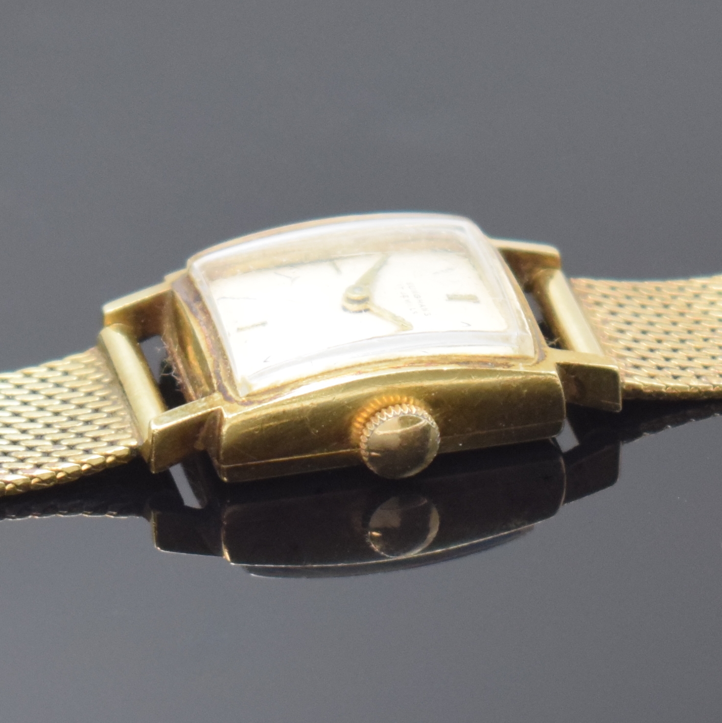 Detail c: JUNGHANS Damenarmbanduhr in GG 585/000, Deutschland um 1965, Handaufzug, Goldband, Boden aufgedr., silb. Zifferbl. m. gold. Zeiger, Kal. 71, M. ca. ...