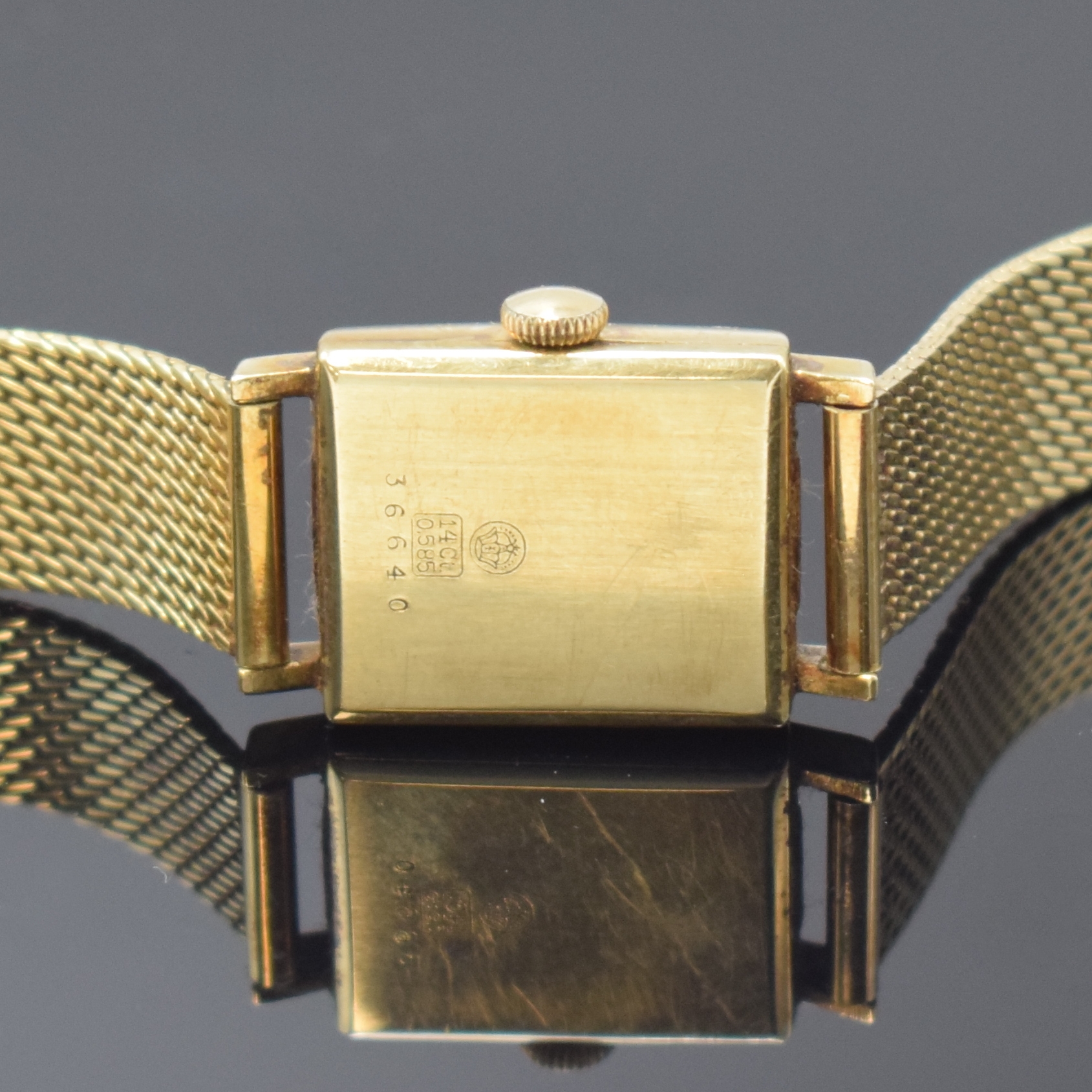 Detail d: JUNGHANS Damenarmbanduhr in GG 585/000, Deutschland um 1965, Handaufzug, Goldband, Boden aufgedr., silb. Zifferbl. m. gold. Zeiger, Kal. 71, M. ca. ...