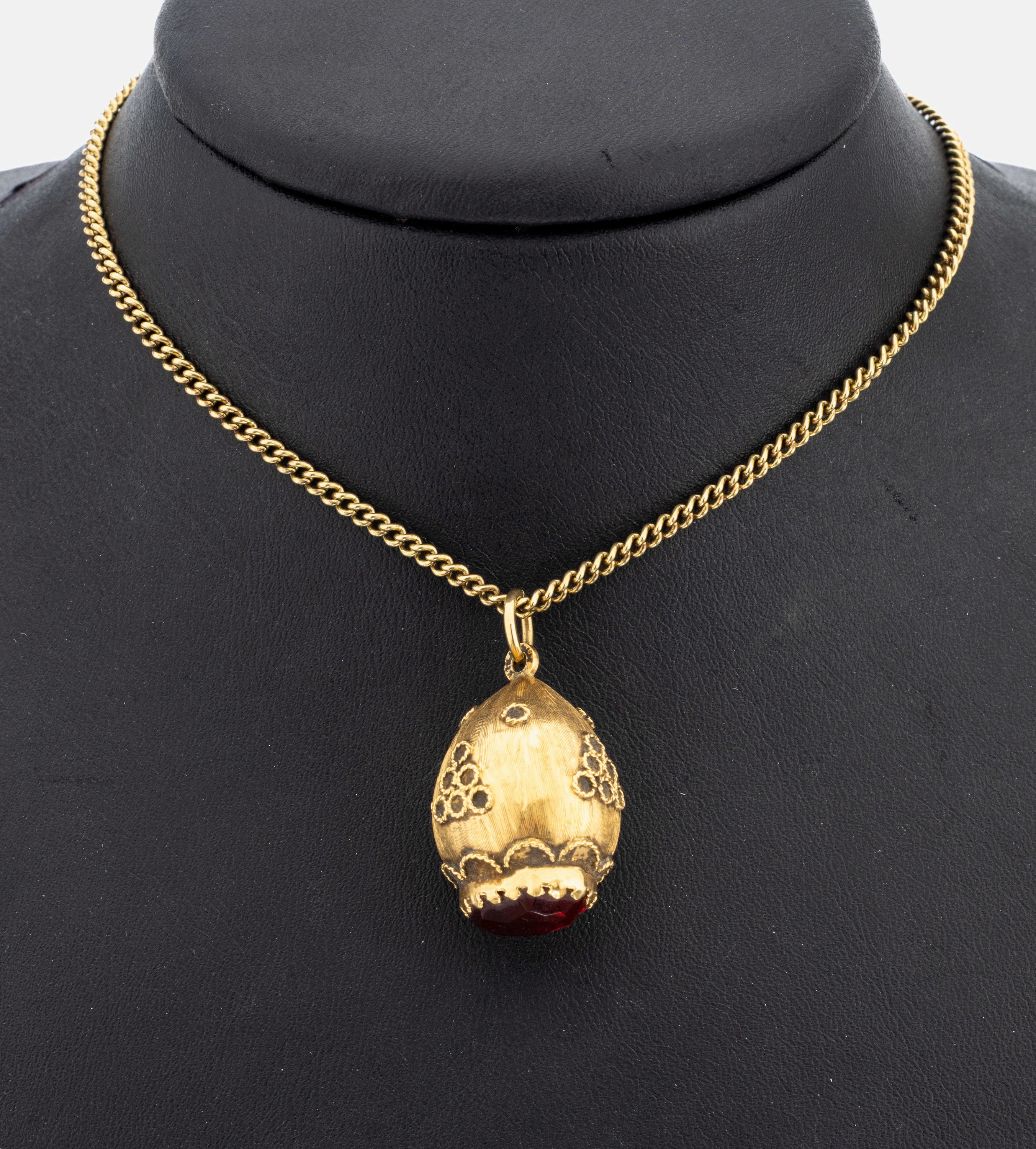 18 kt Gold Farbstein-Anhänger, GG 750/000 gepr., Oberfläche sat., gefüllt, aufgelegte Golddrähte, ovalfacett. rote Synthese, an Kette, GG ...