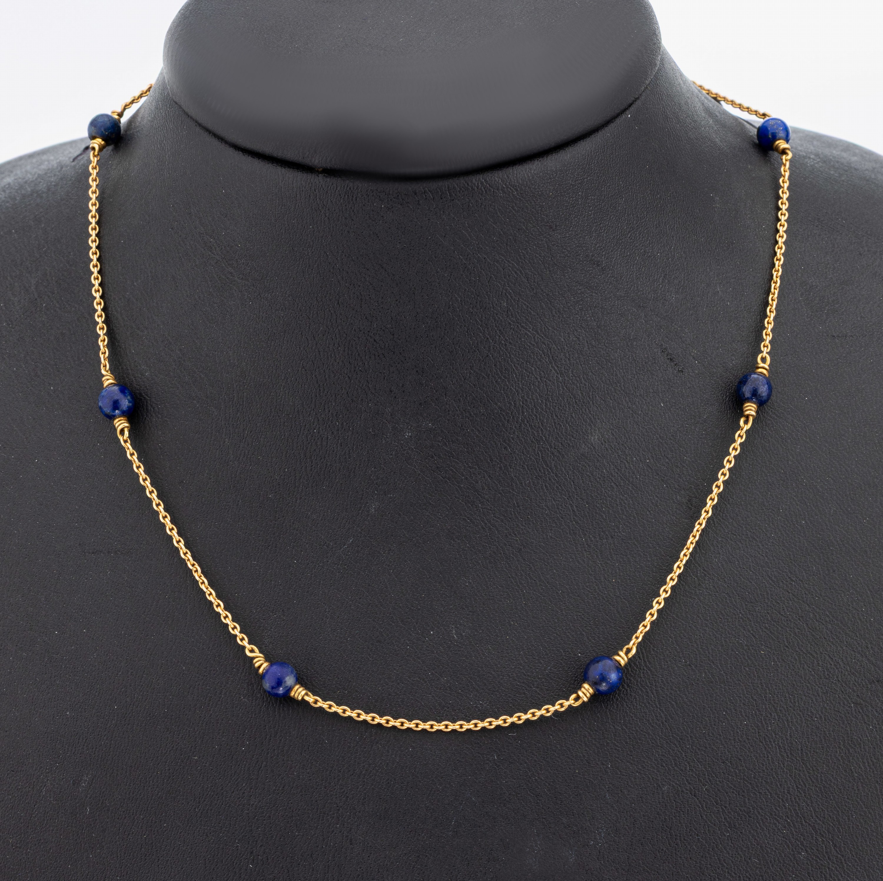 18 kt Gold Lapislazuli-Collier, GG 750/000,19 Lapislazuli-Kugeln, D. ca. 5.2 mm, L. ca. 98 cm, Kastenschloss, ca. 14.1 g