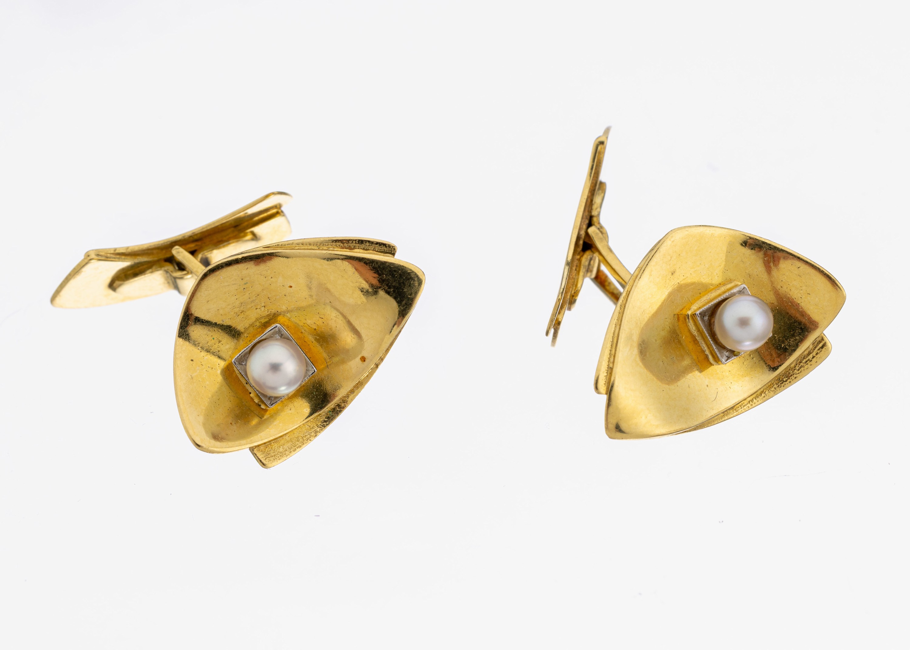 Paar 18 kt Gold Zuchtperl-Manschettenknöpfe, GG 750/00, abstrakt, 2 Akoyazuchtperlen, D.ca. 4.4 mm, Perlen sek., ca. 12.1 g