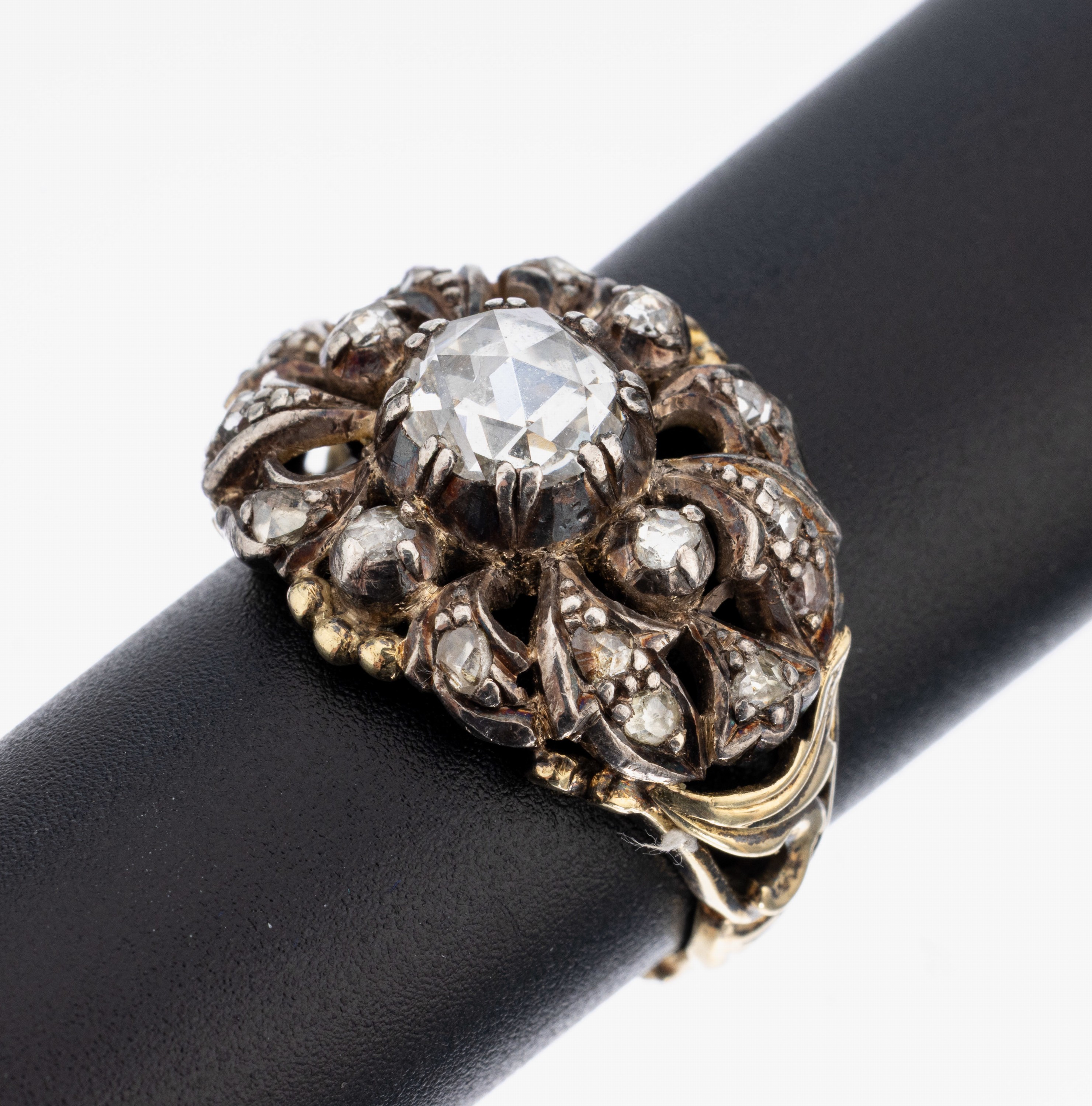 14 kt Gold Diamant-Ring, um 1830-40, GG 585/000 gepr., Ringkopf schauseitig Silber, durchbrochen gearbeitet, mittig Diamantrose ca. 0.50 ct, 18 ...
