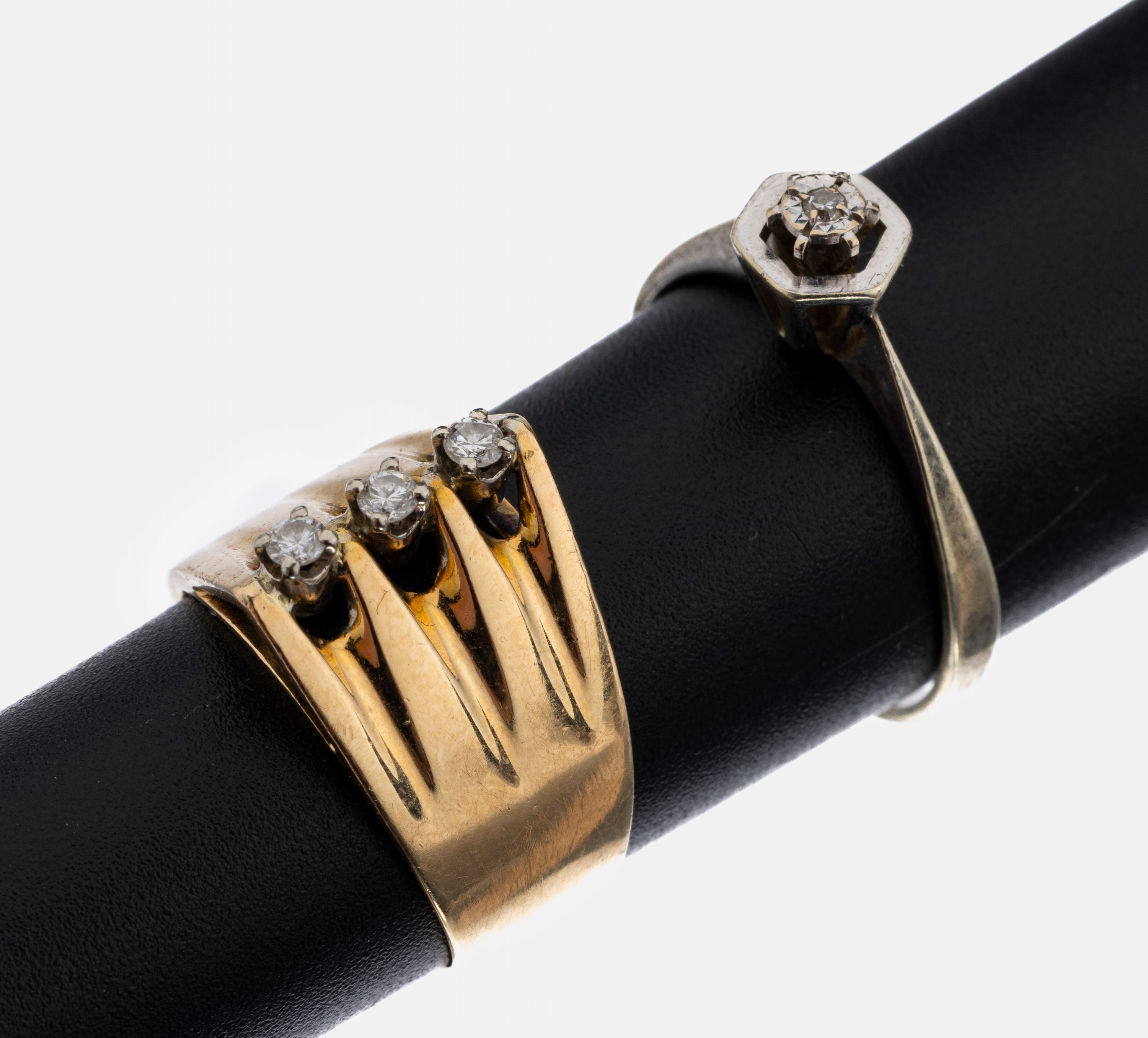 14 kt Gold Brillant-Ring, GG/WG 585/000 gepr., spitz zulaufender Ringkopf, 3 in WG gefasste Brillanten zus. ca. 0.12 ct Weiß/si, RW 51, ca. 5.7 g, ...