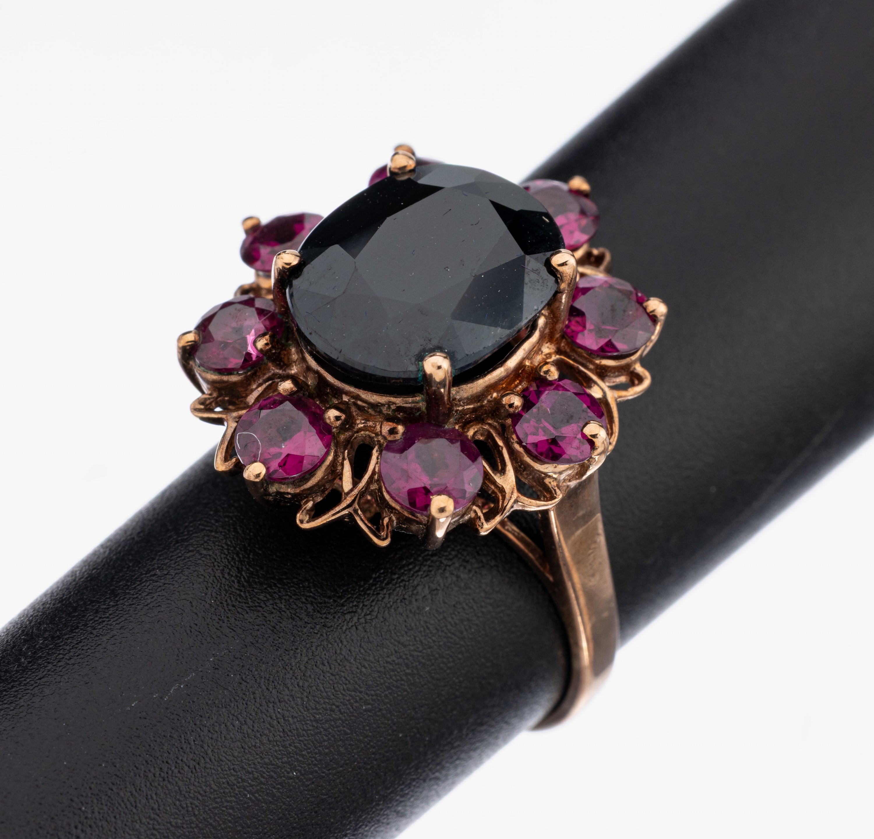 8 kt Gold Saphir-Amethyst-Ring, RoseG 333/000, mittig ovalfacett. Saphir ca. 4.0 ct, umgeben von 8 rundfacett. wohl Amethysten zus. ca. 2.0 ct, RW ...