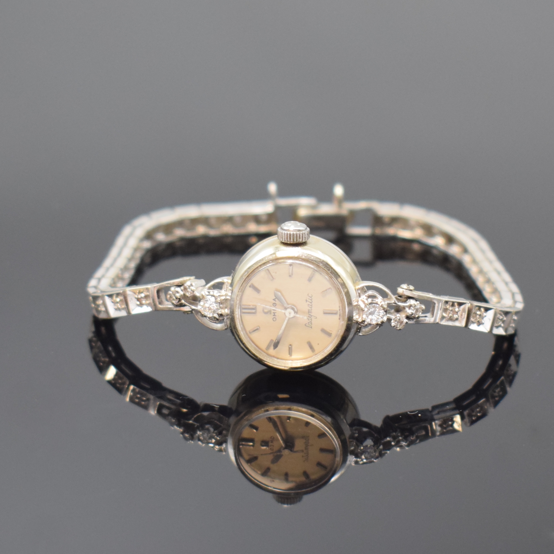 OMEGA Damenarmbanduhr Ladymatic in WG 585/000 mit Diamanten, Schweiz für den US-Markt um 1957, Automatik, neutr. WG 585/000 Band m. Diamanten, Boden ...