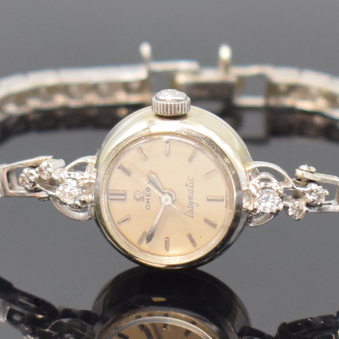 Detail a: OMEGA Damenarmbanduhr Ladymatic in WG 585/000 mit Diamanten, Schweiz für den US-Markt um 1957, Automatik, neutr. WG 585/000 Band m. Diamanten, Boden ...