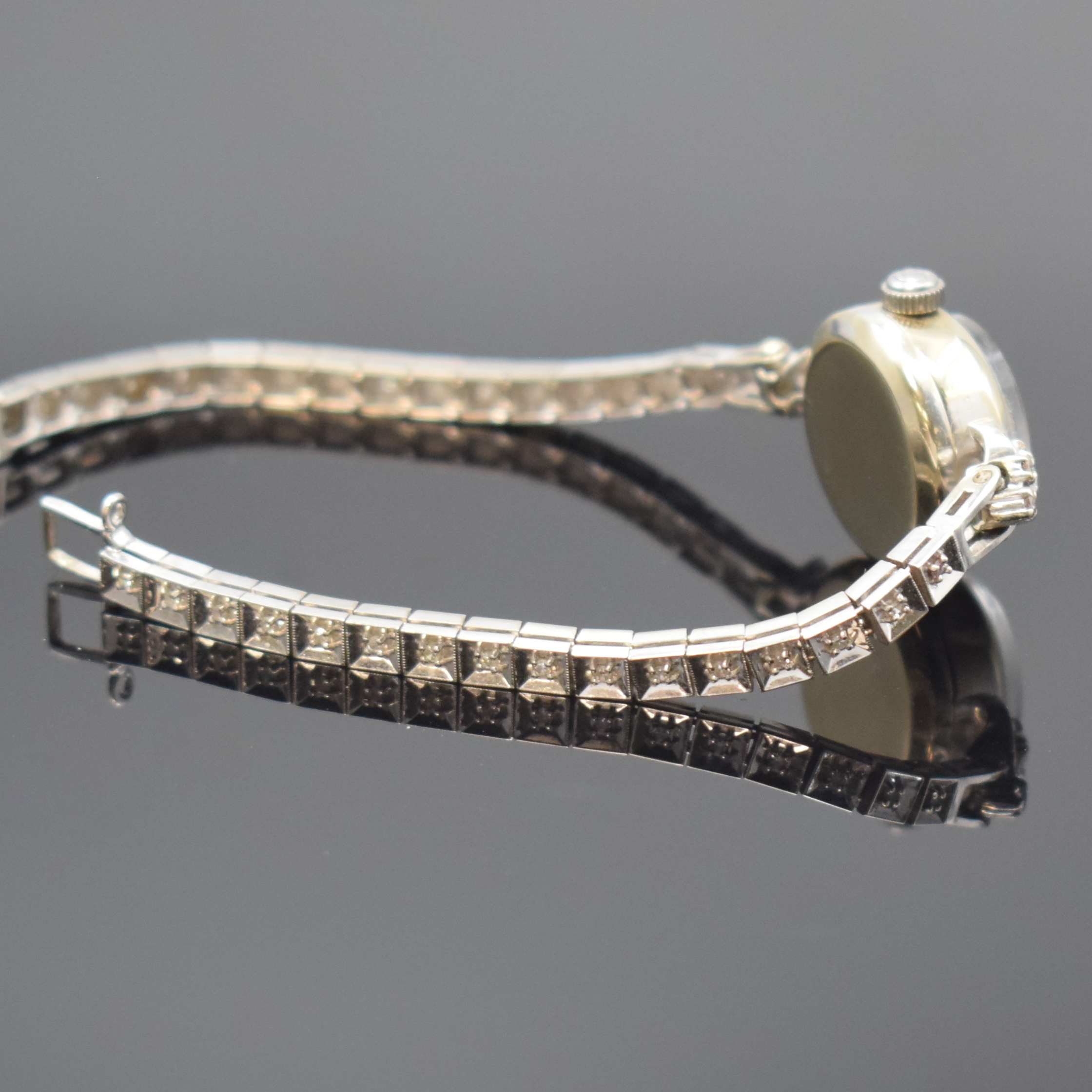 Detail e: OMEGA Damenarmbanduhr Ladymatic in WG 585/000 mit Diamanten, Schweiz für den US-Markt um 1957, Automatik, neutr. WG 585/000 Band m. Diamanten, Boden ...