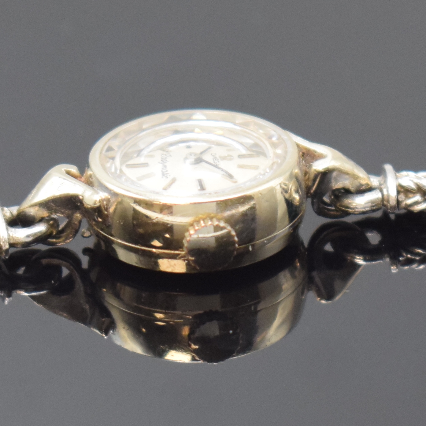 Detail c: OMEGA Ladymatic Damenarmbanduhr in WG 585/000, Schweiz für d. US-Markt um 1964, WG 585/000 Band sekundär, Boden aufgedr., eine der kleinsten ...