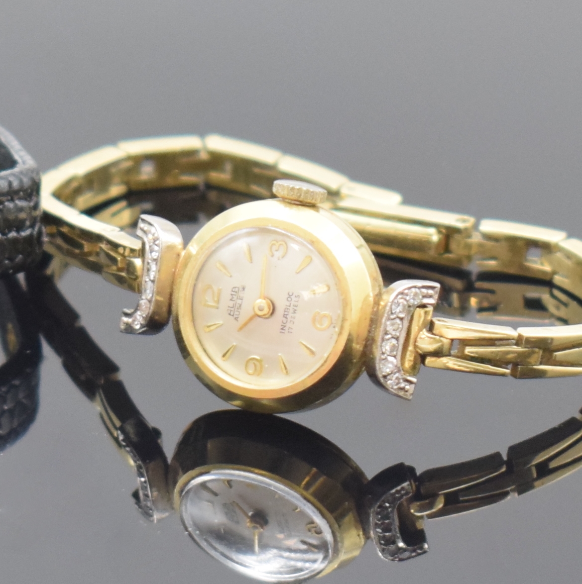 Detail b: Konvolut 2 Damenarmbanduhr in GG und RG 585/000, Schweiz um 1960, 1 x ALMA, Handaufzug, Boden aufgedr., inkl. Gliederband, Bandanst. m. Diamanten ...