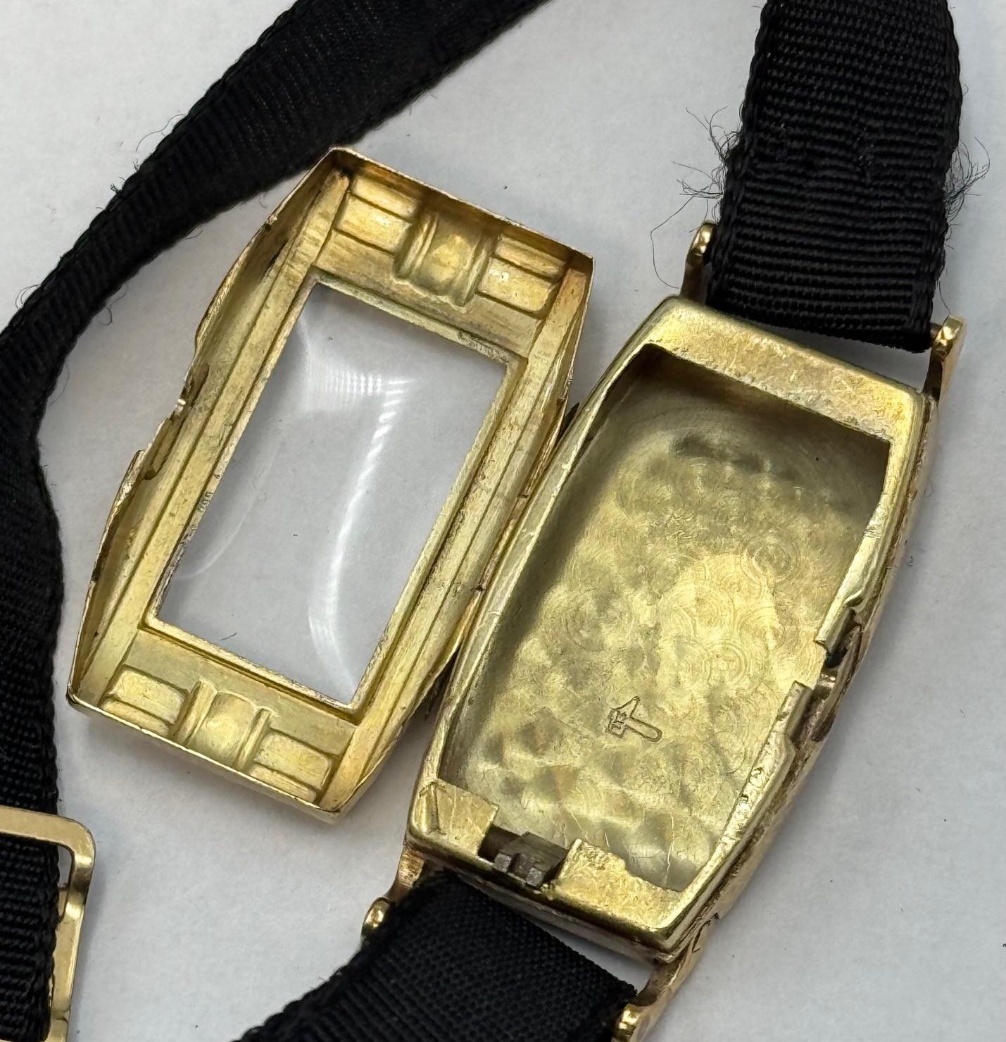Detail d: AUTORIST John Harwood seltene frühe automatische Damenarmbanduhr in GG 585/000, Schweiz um 1930, rechteck. Geh. m. seitl. Scharnier, Zeigerst. über ...