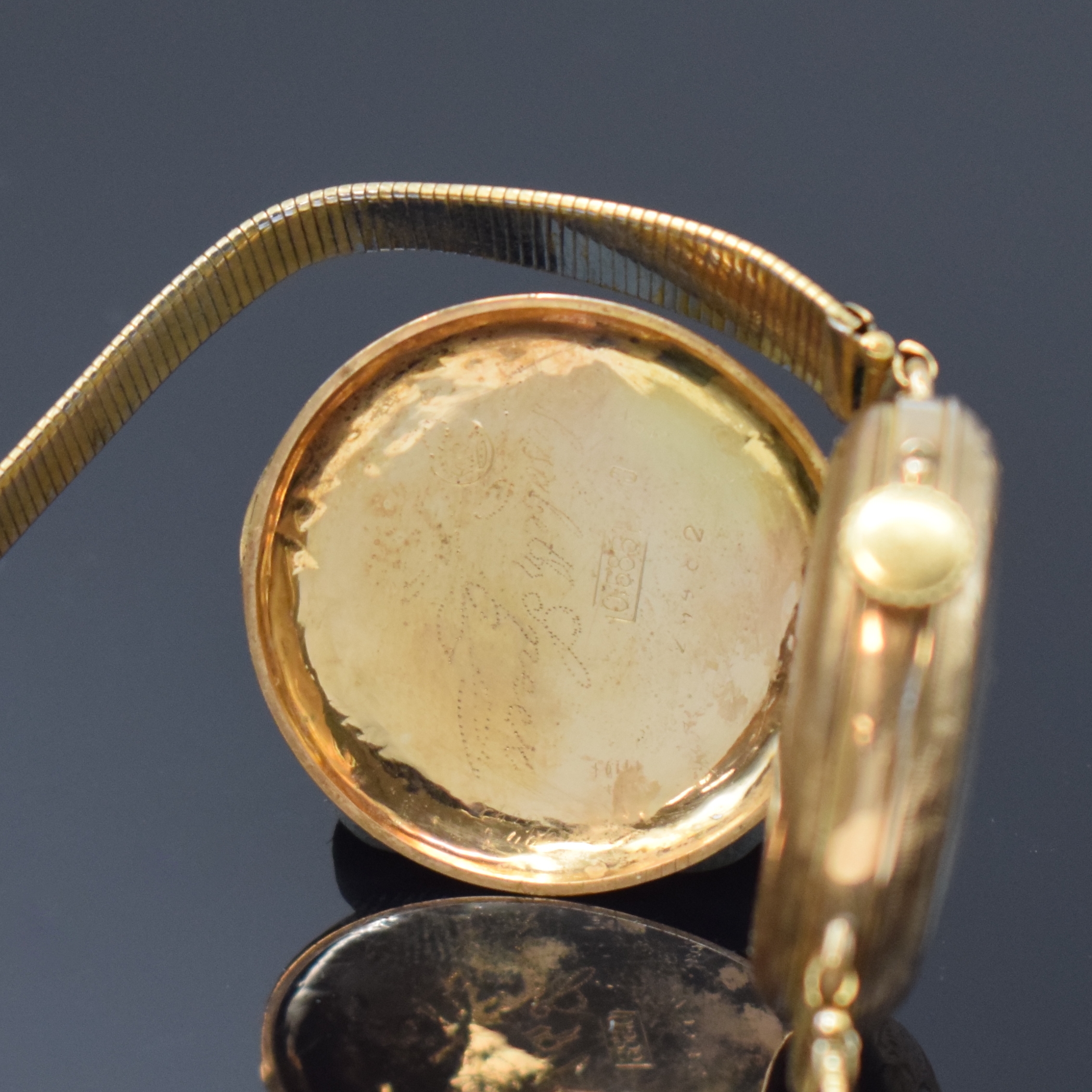 Detail d: Konvolut: 2 Damentaschenuhren zur Armbanduhr umgebaut in GG 585/000, Schweiz um 1900, Umbau später, Scharniergeh. dell., Metallcuvette, ...