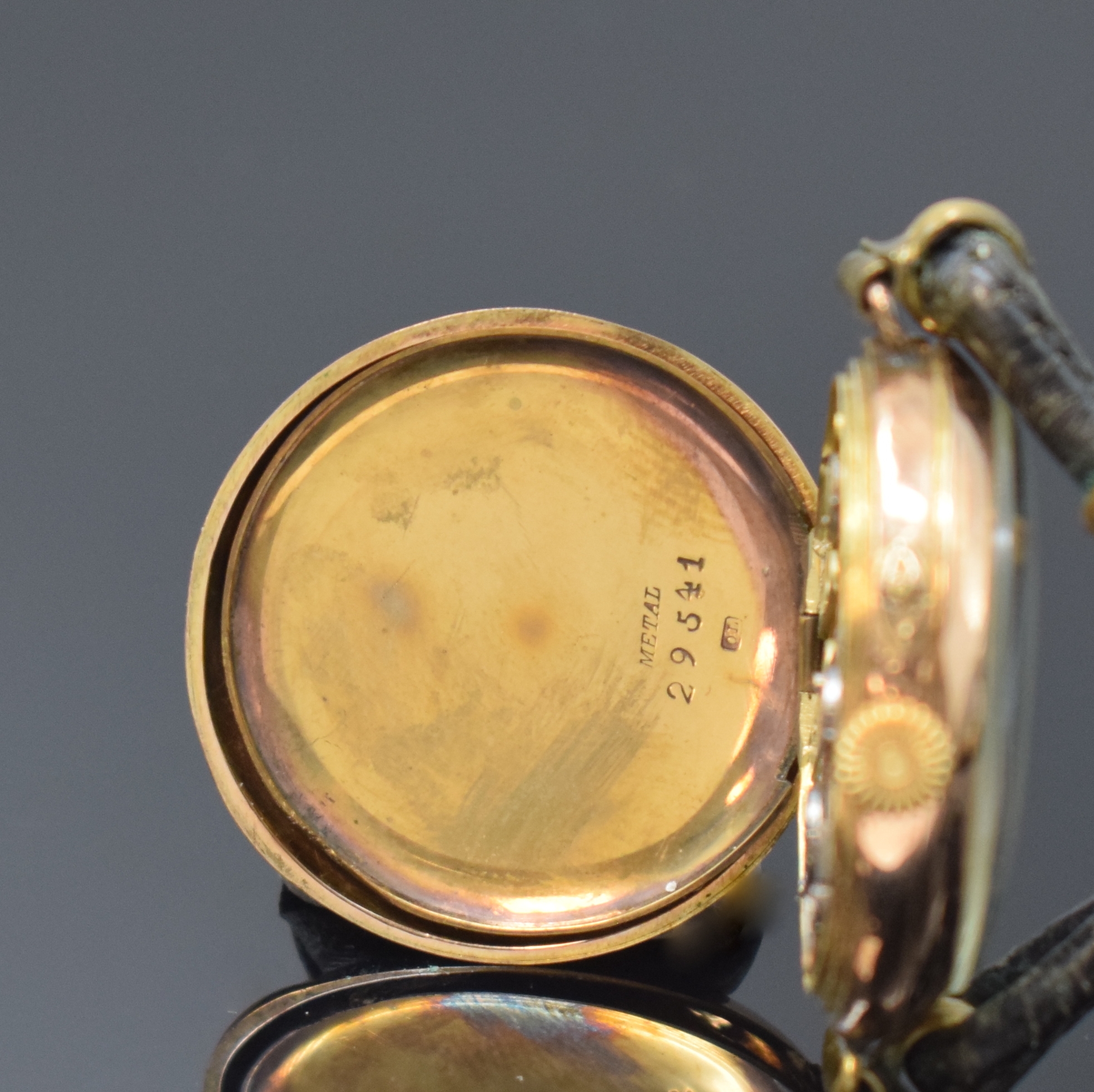 Detail j: Konvolut: 2 Damentaschenuhren zur Armbanduhr umgebaut in GG 585/000, Schweiz um 1900, Umbau später, Scharniergeh. dell., Metallcuvette, ...