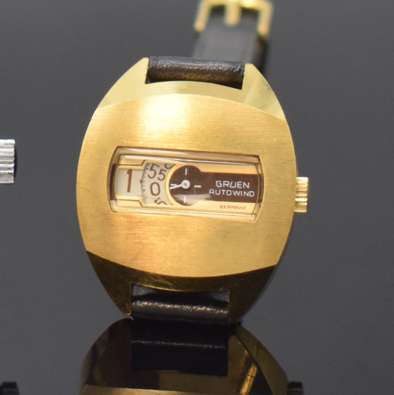 Detail b: 2 Damenarmbanduhren mit Digitalanzeige, Schweiz/Deutschland um 1975, Automatik/ Handaufzug, 2-tlg. Geh., aufgedr. Stahlböden, 1 x GRUEN Autowind, ...