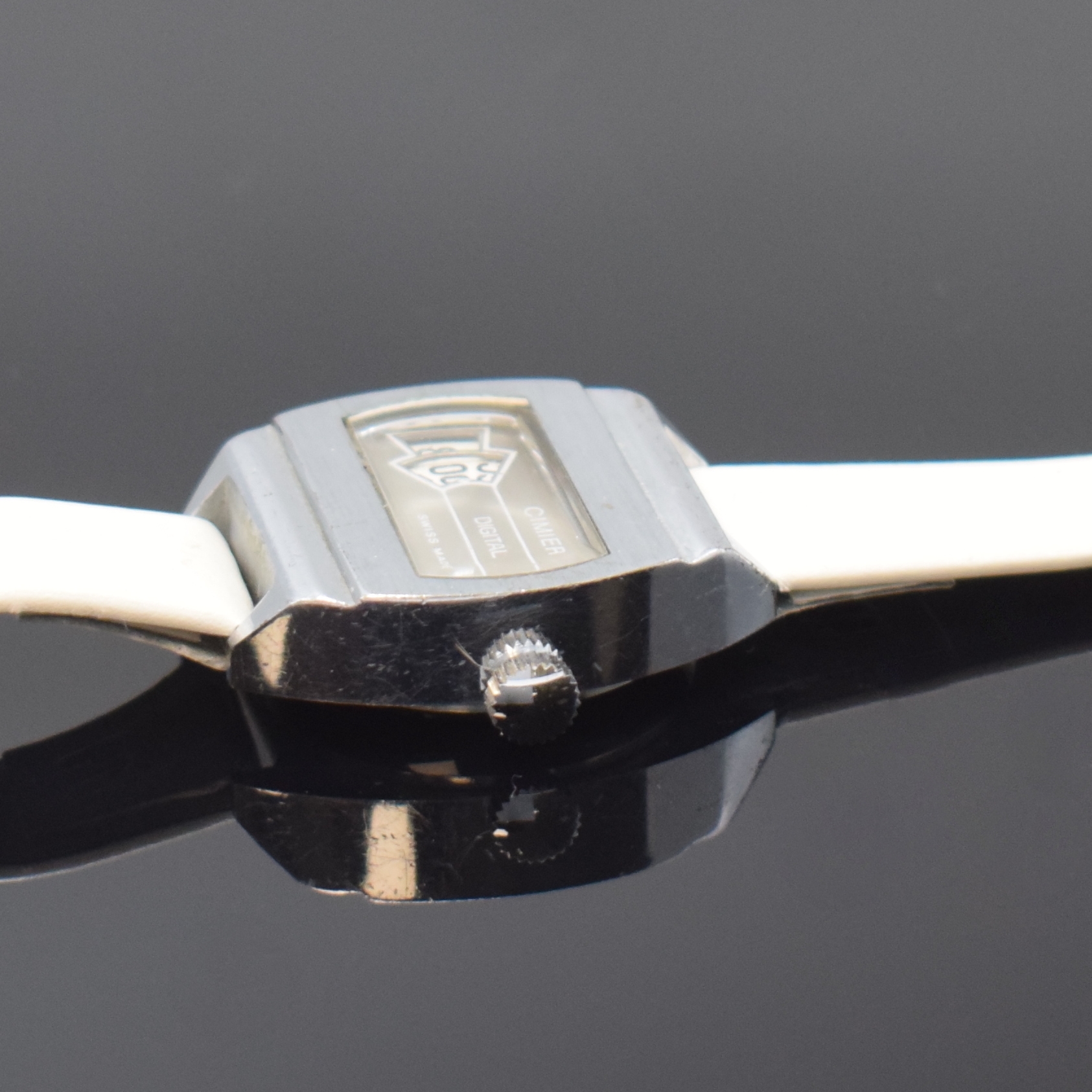 Detail c: 2 Damenarmbanduhren mit Digitalanzeige, Schweiz/Deutschland um 1975, Automatik/ Handaufzug, 2-tlg. Geh., aufgedr. Stahlböden, 1 x GRUEN Autowind, ...