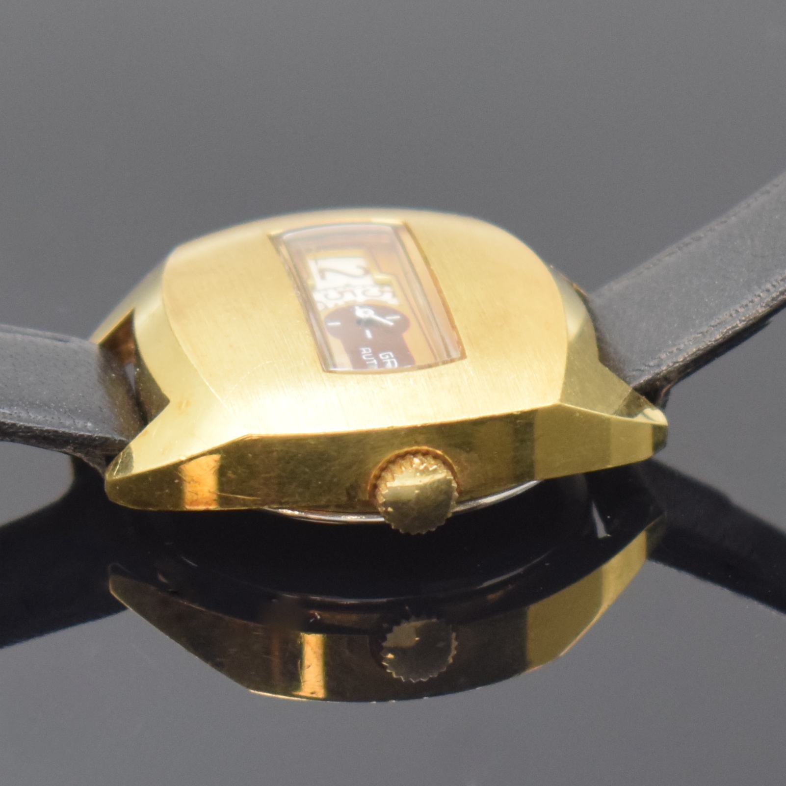 Detail d: 2 Damenarmbanduhren mit Digitalanzeige, Schweiz/Deutschland um 1975, Automatik/ Handaufzug, 2-tlg. Geh., aufgedr. Stahlböden, 1 x GRUEN Autowind, ...