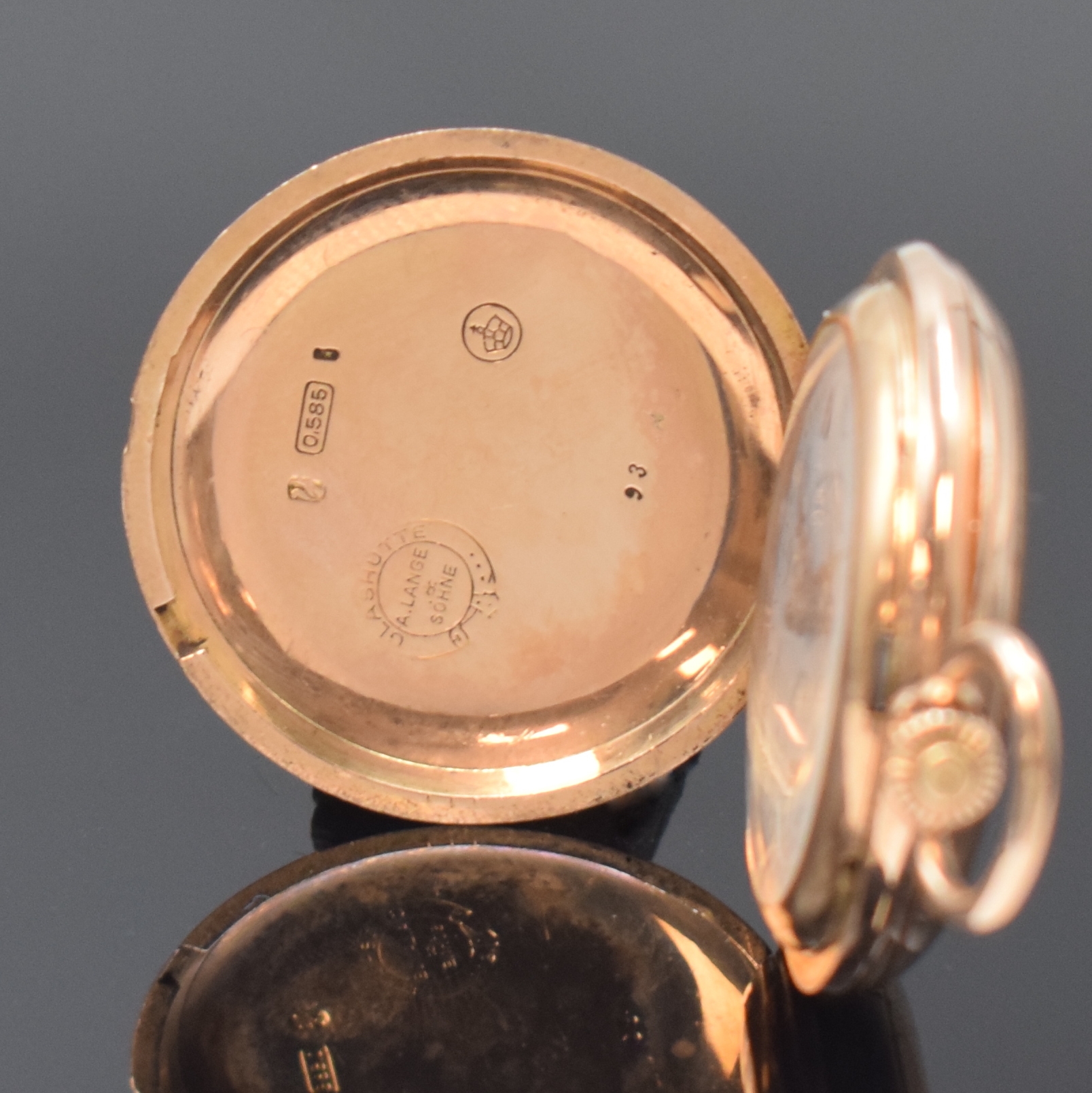 Detail a: A. LANGE & SÖHNE -DUF- Damensavonette in RG 585/000, Deutschland um 1910, guill. 3- Deckel Goldgeh. dell., Monogramm-Grav. auf d. Sprungdeckel, ...