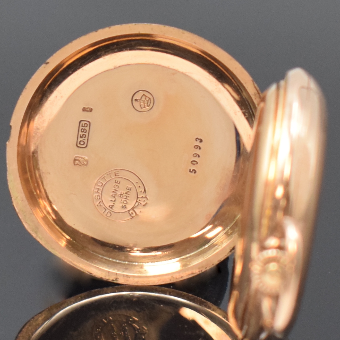 Detail d: A. LANGE & SÖHNE -DUF- Damensavonette in RG 585/000, Deutschland um 1910, guill. 3- Deckel Goldgeh. dell., Monogramm-Grav. auf d. Sprungdeckel, ...