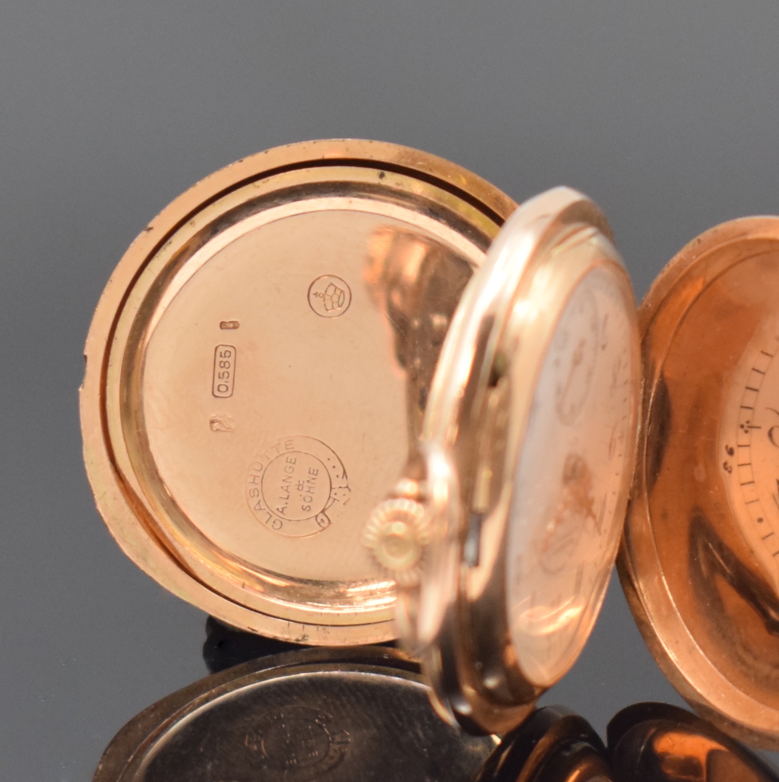 Detail f: A. LANGE & SÖHNE -DUF- Damensavonette in RG 585/000, Deutschland um 1910, guill. 3- Deckel Goldgeh. dell., Monogramm-Grav. auf d. Sprungdeckel, ...