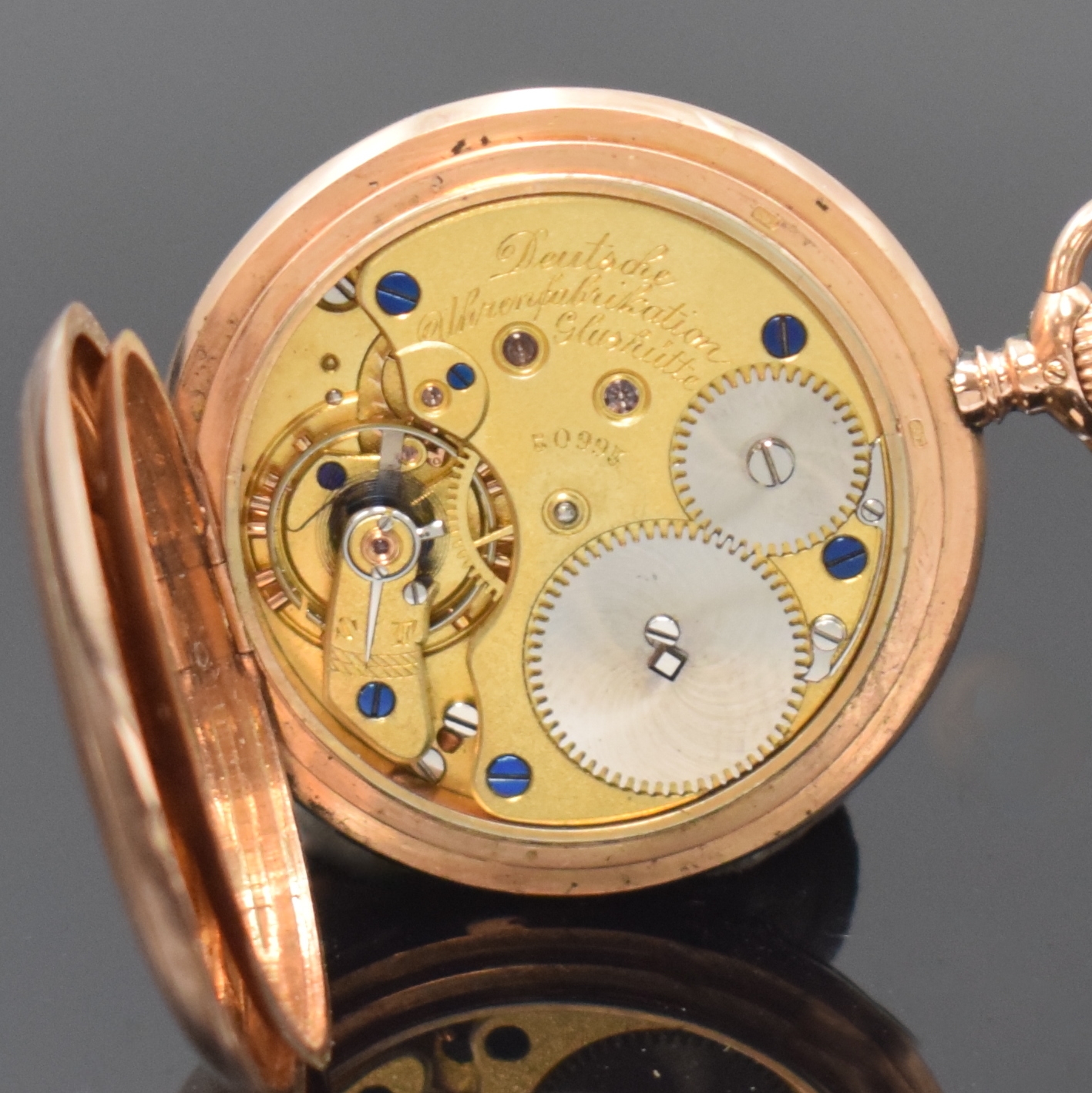 Detail g: A. LANGE & SÖHNE -DUF- Damensavonette in RG 585/000, Deutschland um 1910, guill. 3- Deckel Goldgeh. dell., Monogramm-Grav. auf d. Sprungdeckel, ...