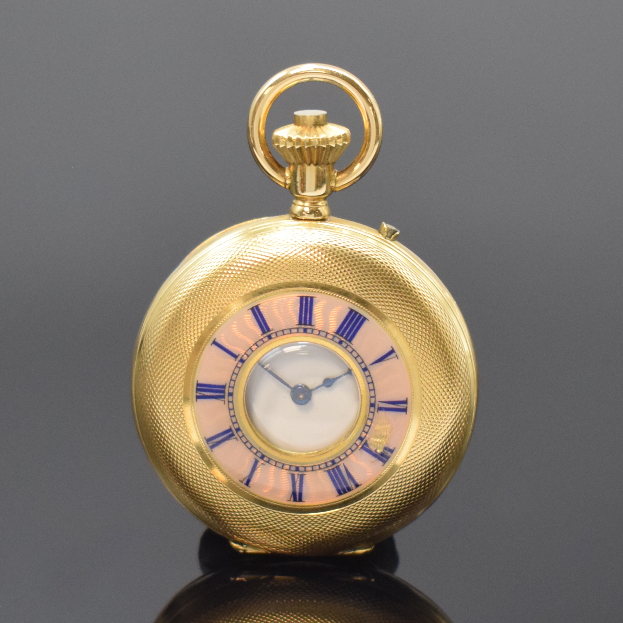 Halbsavonette Damentaschenuhr in GG 750/000, Schweiz um 1880, guill. 3-Deckel Goldgeh., auf Sprungdeckel transluzid emaillierter Std.-Ring besch., ...