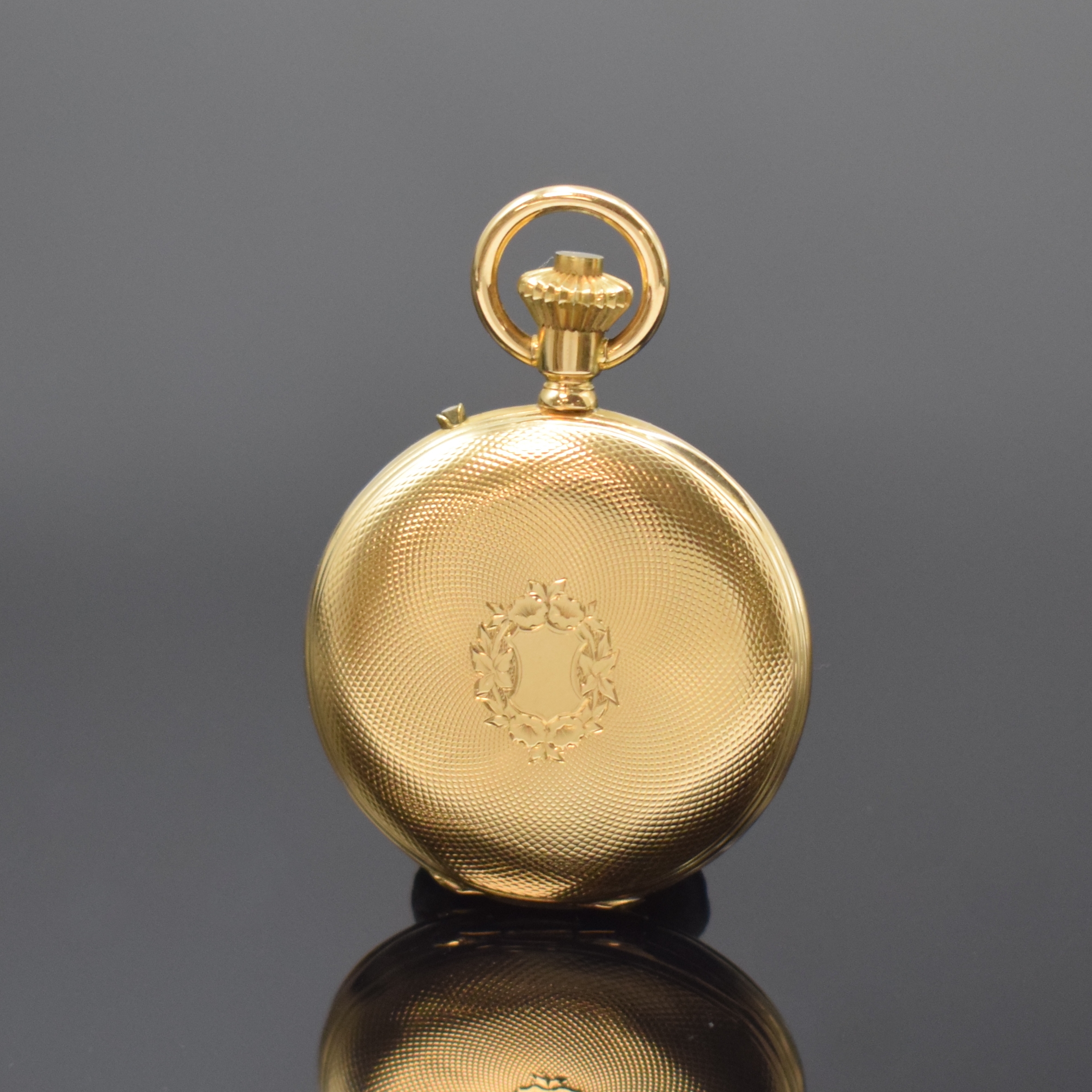 Detail a: Halbsavonette Damentaschenuhr in GG 750/000, Schweiz um 1880, guill. 3-Deckel Goldgeh., auf Sprungdeckel transluzid emaillierter Std.-Ring besch., ...