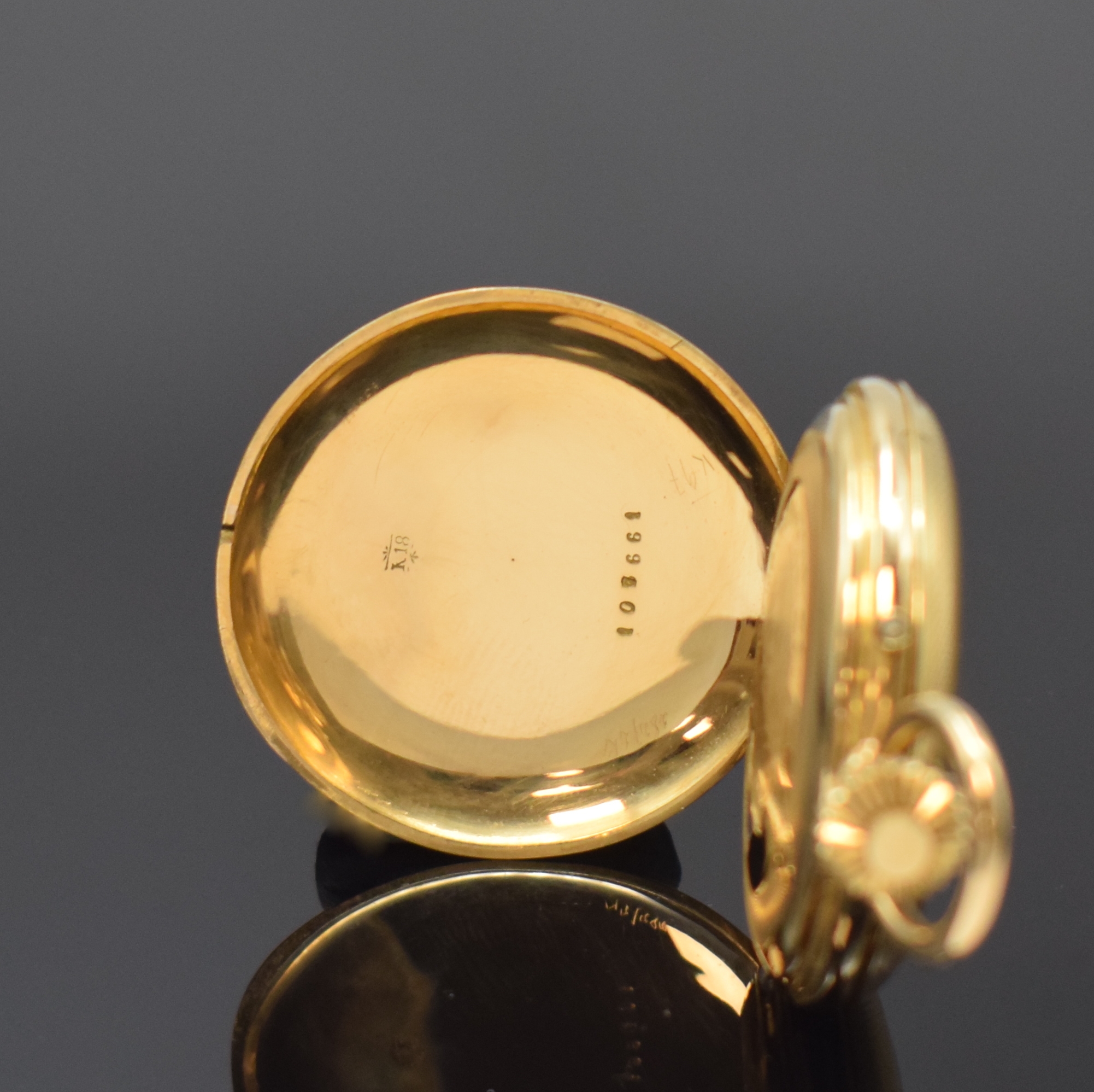 Detail b: Halbsavonette Damentaschenuhr in GG 750/000, Schweiz um 1880, guill. 3-Deckel Goldgeh., auf Sprungdeckel transluzid emaillierter Std.-Ring besch., ...