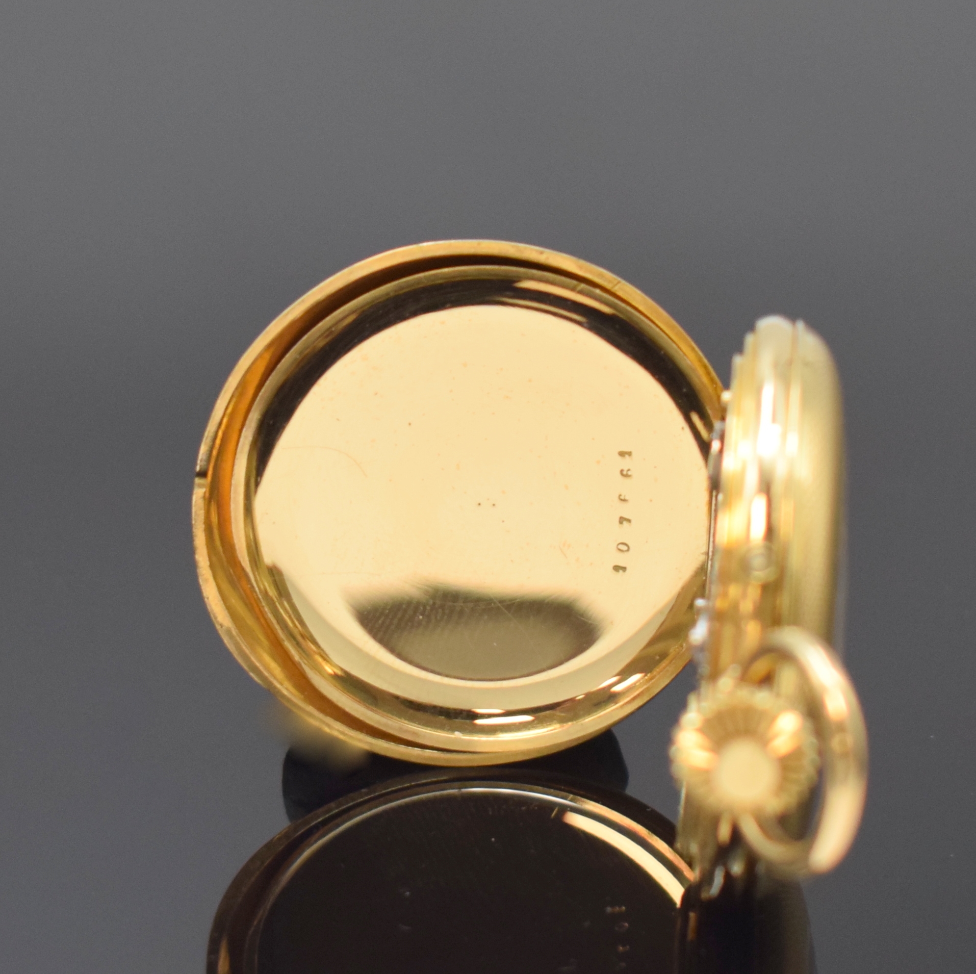 Detail d: Halbsavonette Damentaschenuhr in GG 750/000, Schweiz um 1880, guill. 3-Deckel Goldgeh., auf Sprungdeckel transluzid emaillierter Std.-Ring besch., ...