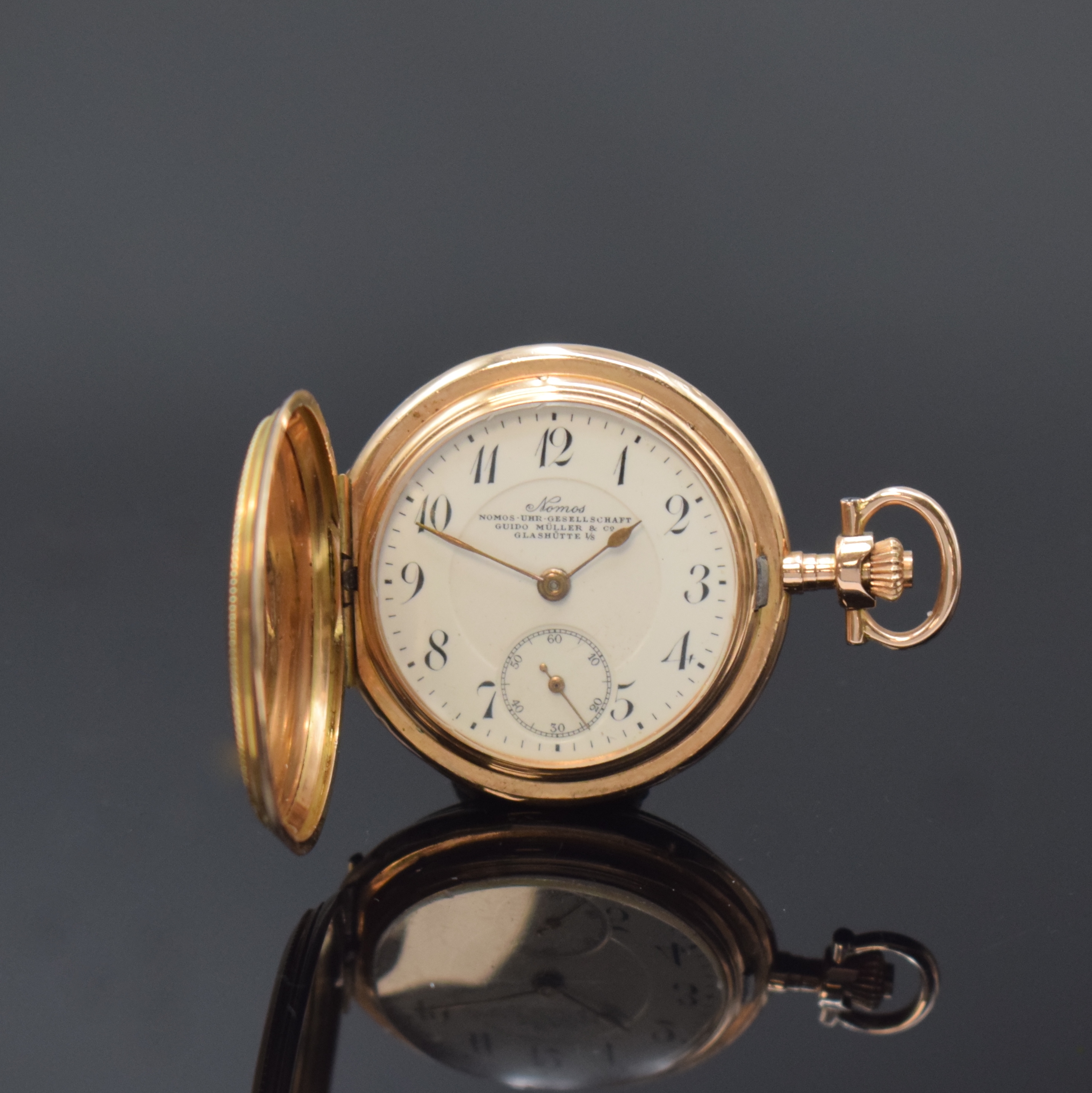 NOMOS Glashütte Damensavonette im Louis-XVI Gehäuse in RG 585/000, Deutschland/Schweiz um 1900, glattes, gestuftes 3-Deckel Goldgeh. dell., ...