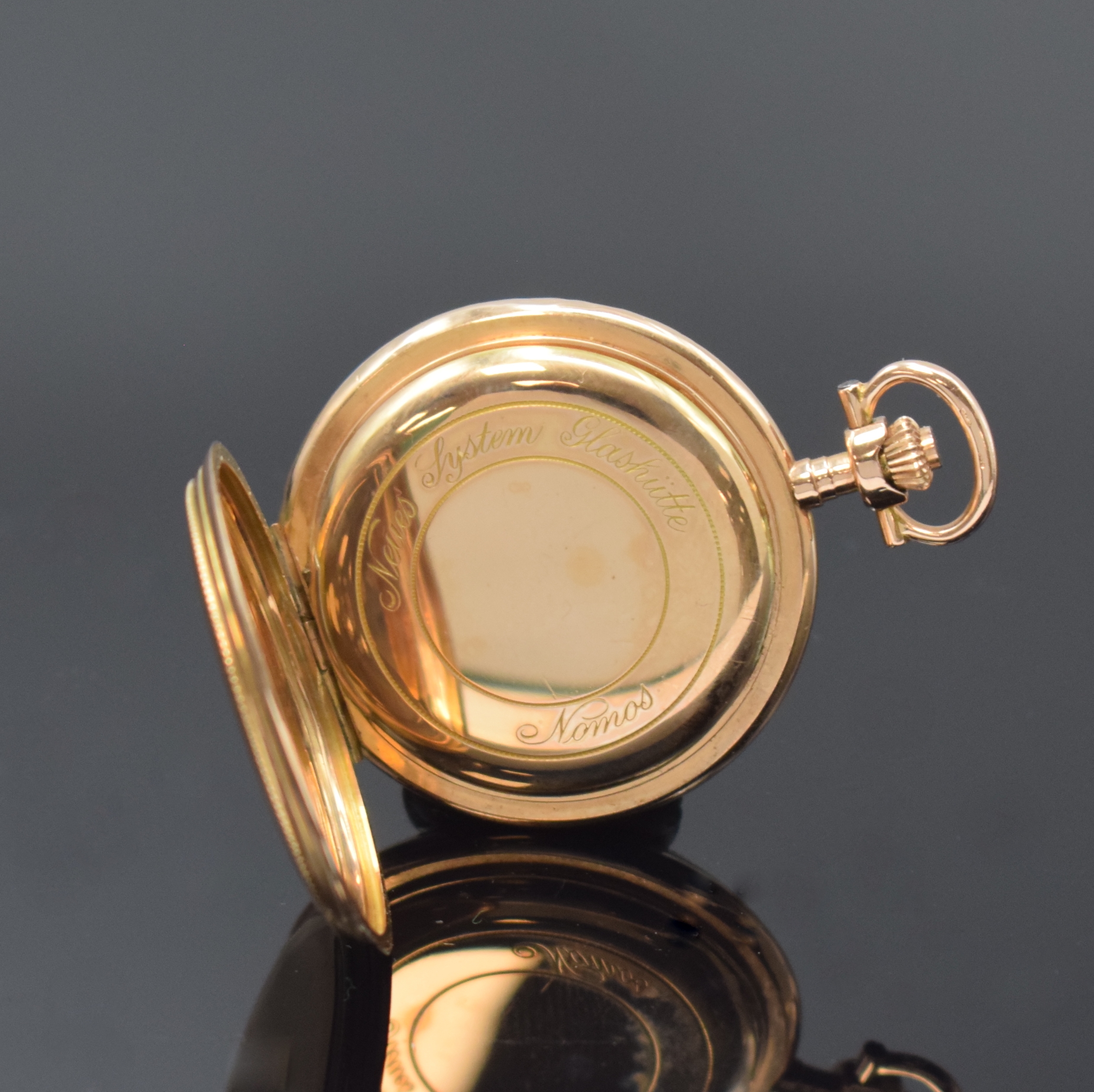 Detail e: NOMOS Glashütte Damensavonette im Louis-XVI Gehäuse in RG 585/000, Deutschland/Schweiz um 1900, glattes, gestuftes 3-Deckel Goldgeh. dell., ...