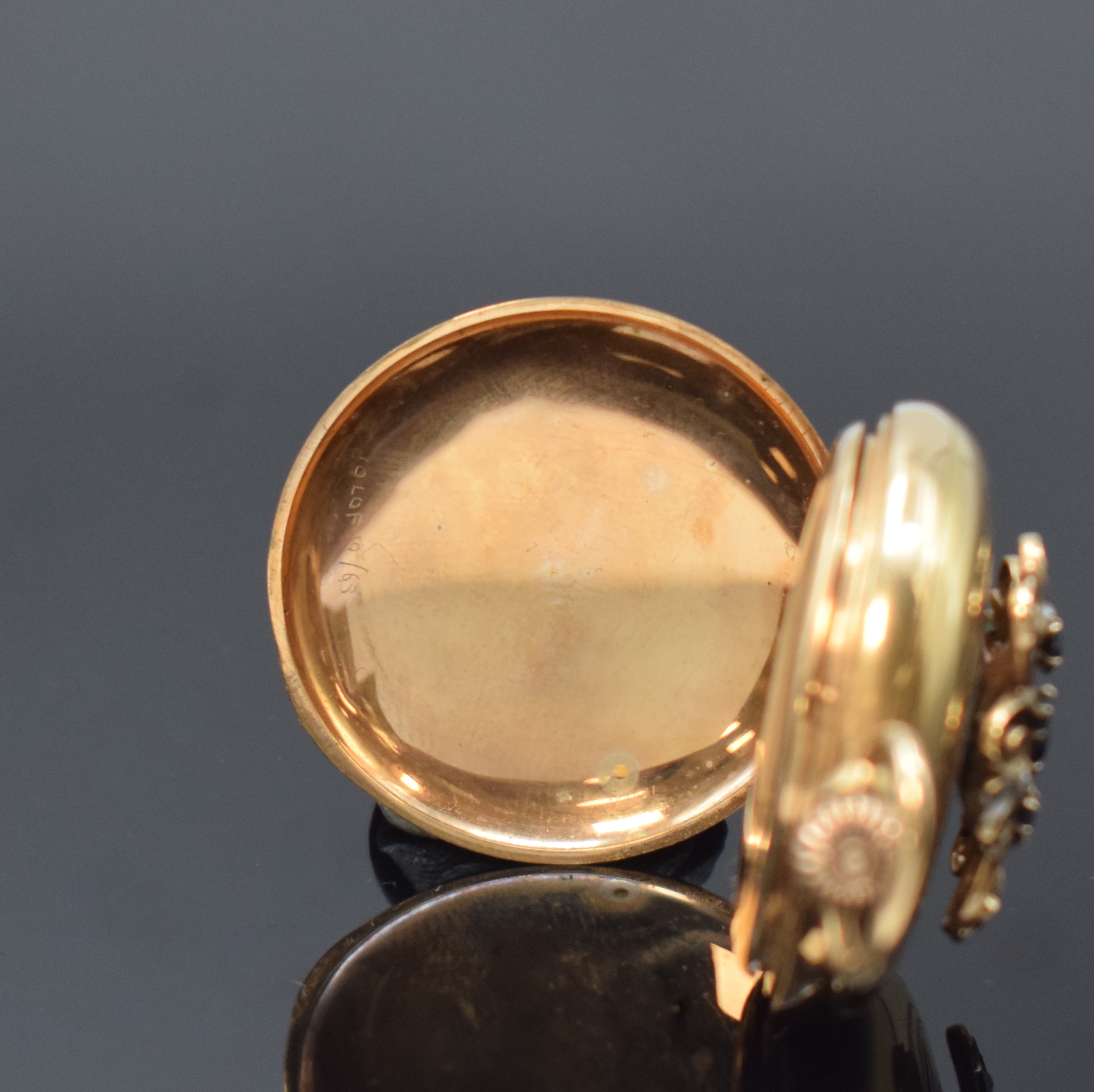 Detail d: BARTHMAN / LONGINES Damensavonette in GG 585/000, Schweiz/USA um 1900, glattes 3- Deckel Goldgeh., Sprungdeckel m. Monogramm.- Grav., darauf später ...