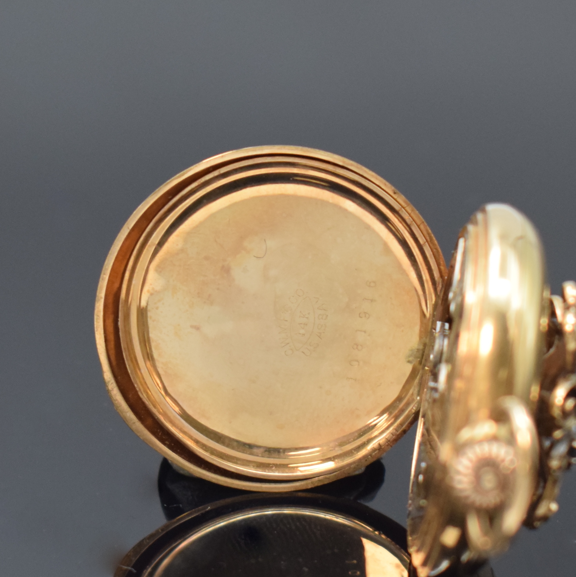 Detail f: BARTHMAN / LONGINES Damensavonette in GG 585/000, Schweiz/USA um 1900, glattes 3- Deckel Goldgeh., Sprungdeckel m. Monogramm.- Grav., darauf später ...