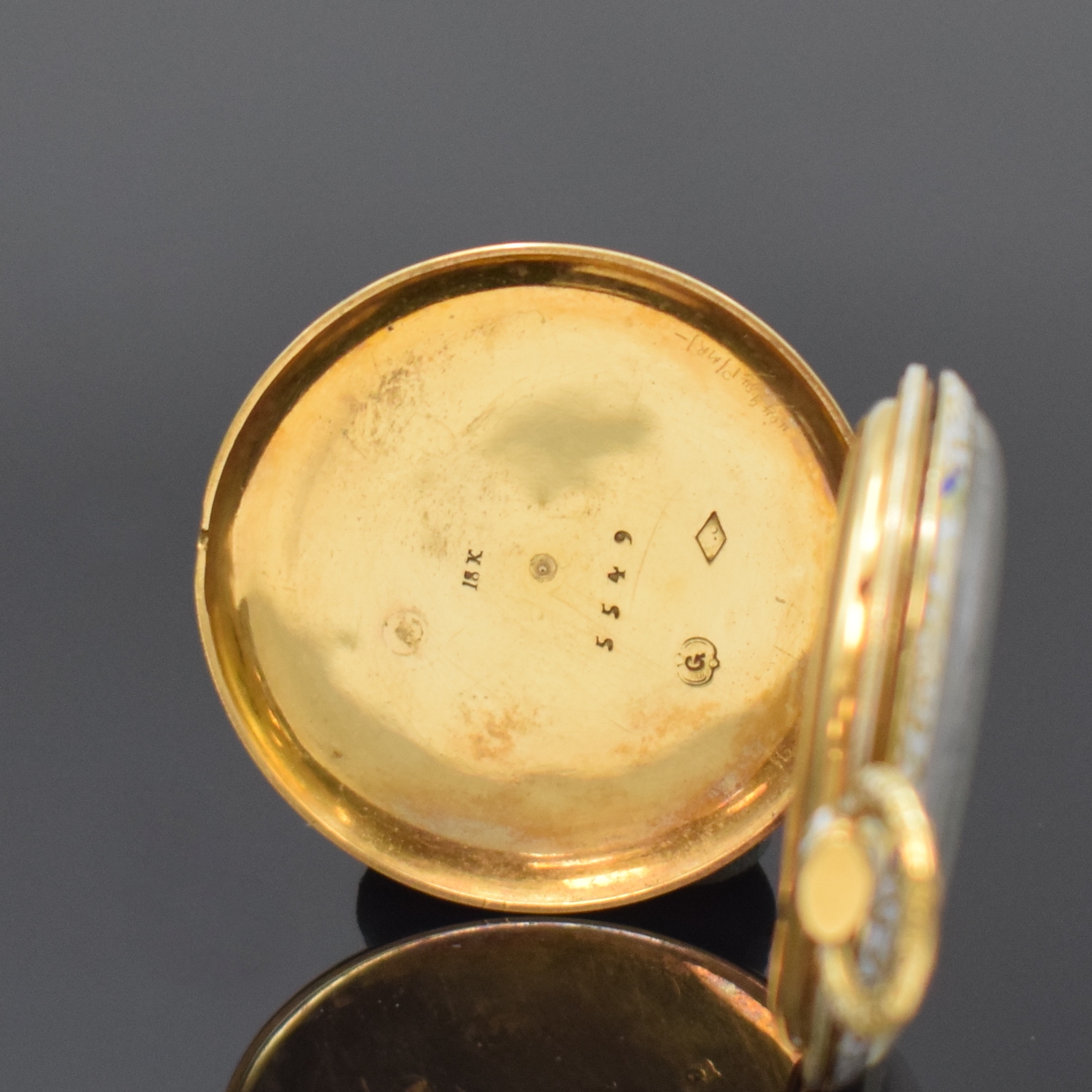 Detail b: MOULINIÉ ainé & Cie Geneve Email Damentaschenuhr in GG 750/000, Schweiz um 1840, Schlüsselaufzug, aufwendig polychrom emailliertes Geh. l. besch., ...