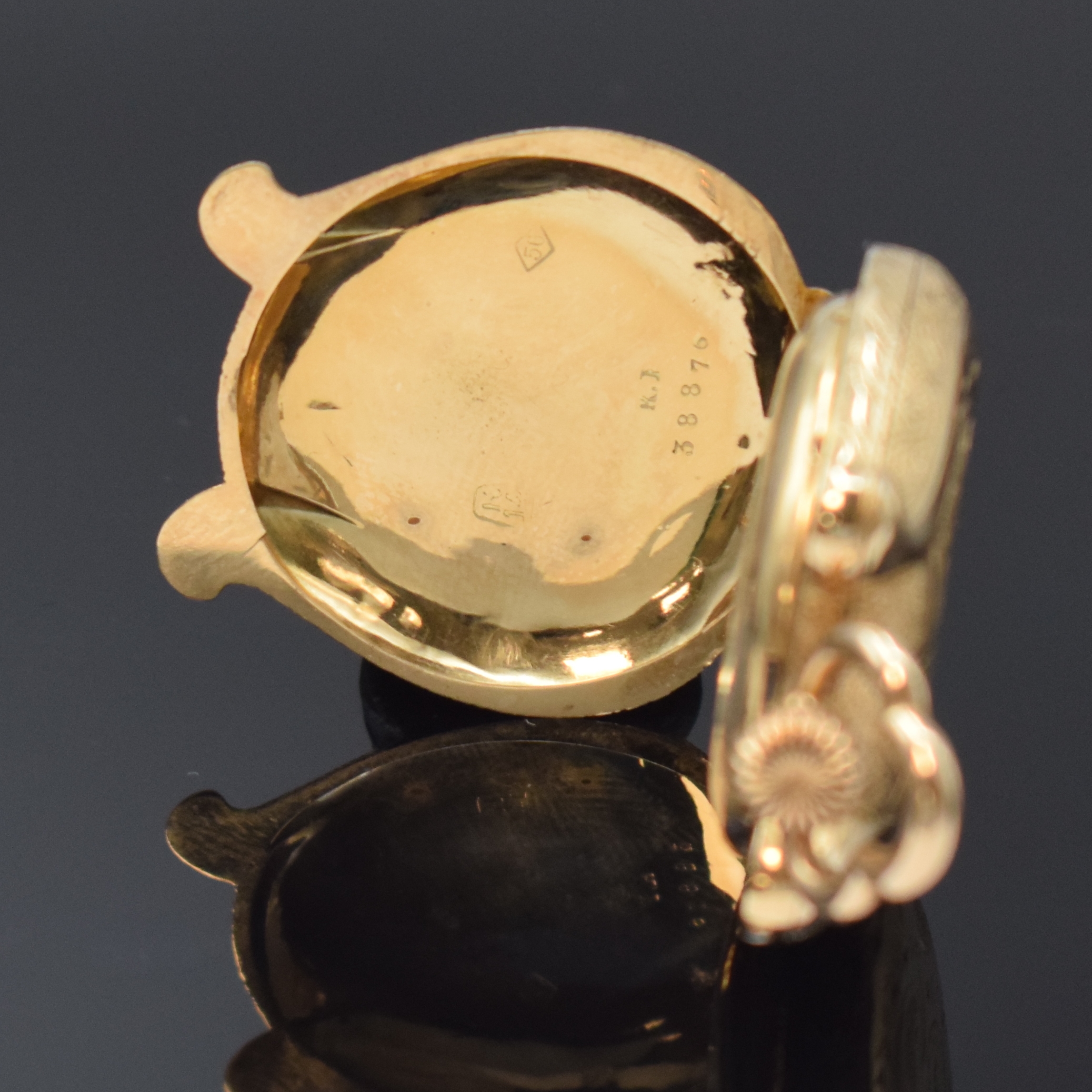 Detail a: Savonette Damentaschenuhr in Lyra-Form RG 585/000, Schweiz um 1880, fein grav. 3- Deckel Goldgeh., Emailzifferbl., röm. Std.- Zahlen, arab. ...
